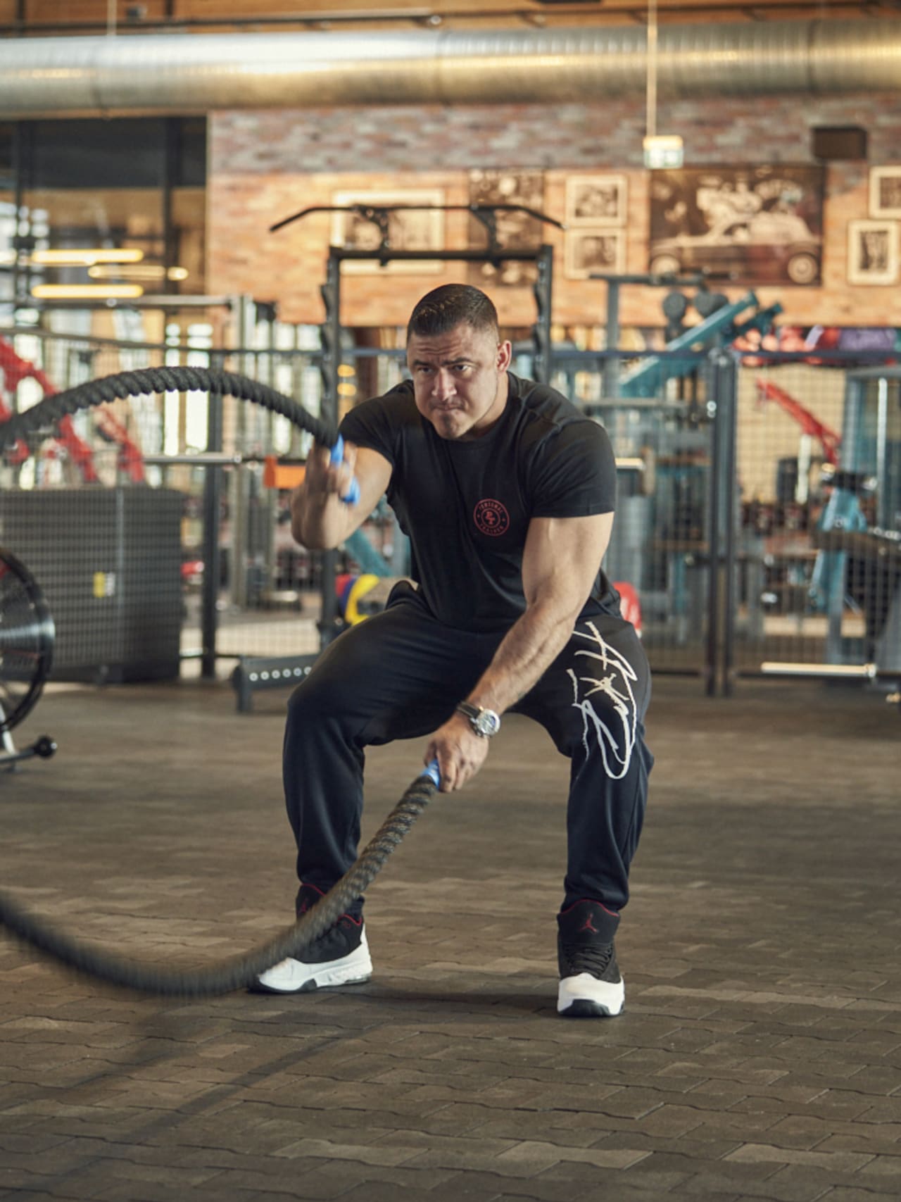Sportler beim Battle Rope Workout in einem Gold's Gym Fitnessstudio