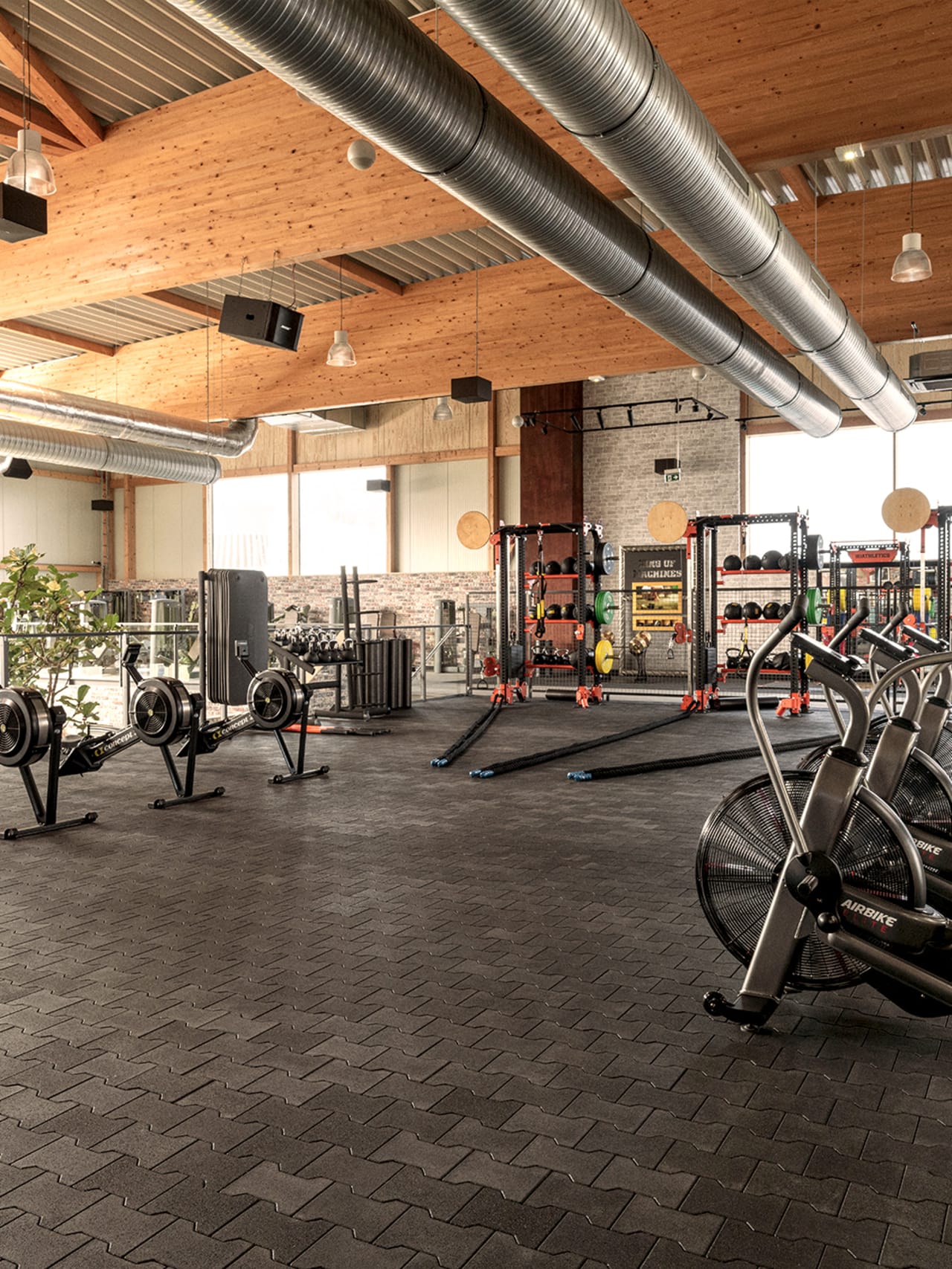 Functional Bereich eines Gold's Gym Fitnessstudios mit Assault Bikes und Medizinbällen