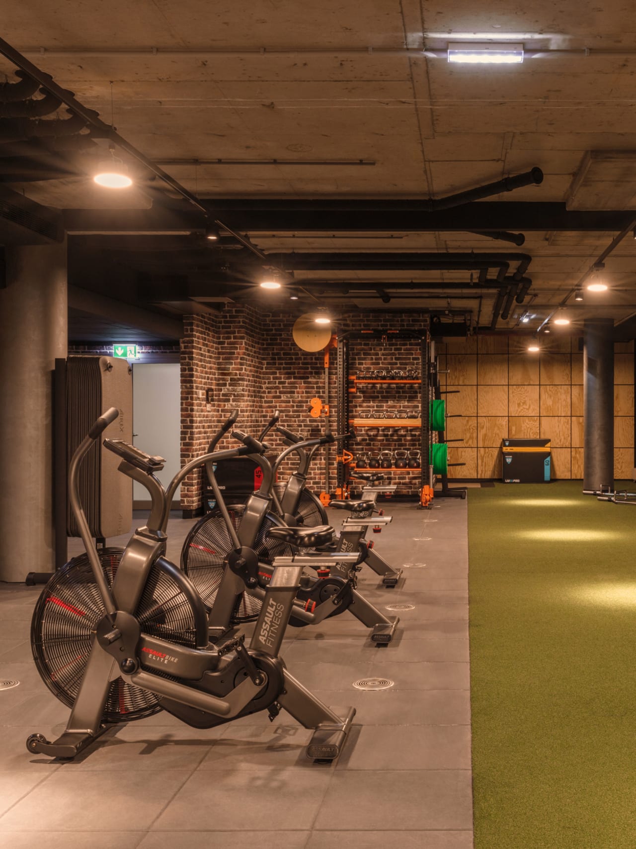 Assault Bikes im Gold's Gym Fitnessstudio Wien