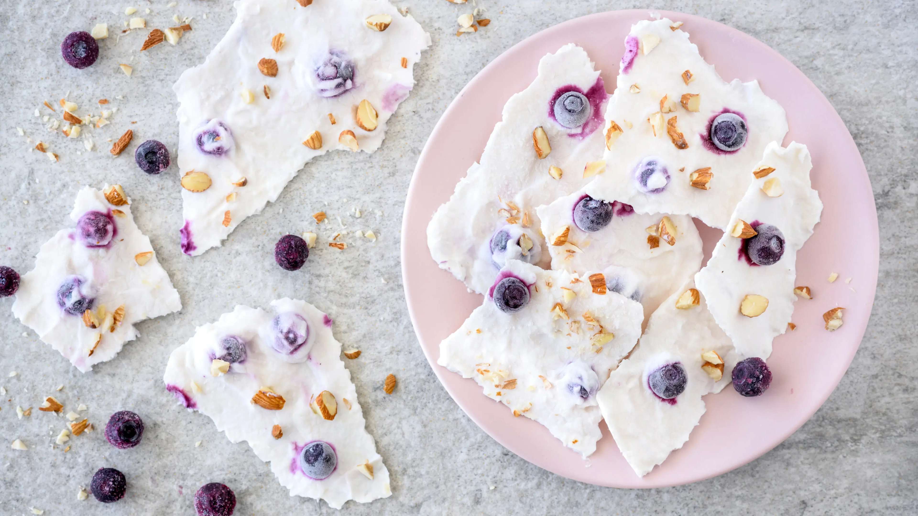 Ein Teller mit Joghurt-Bruch