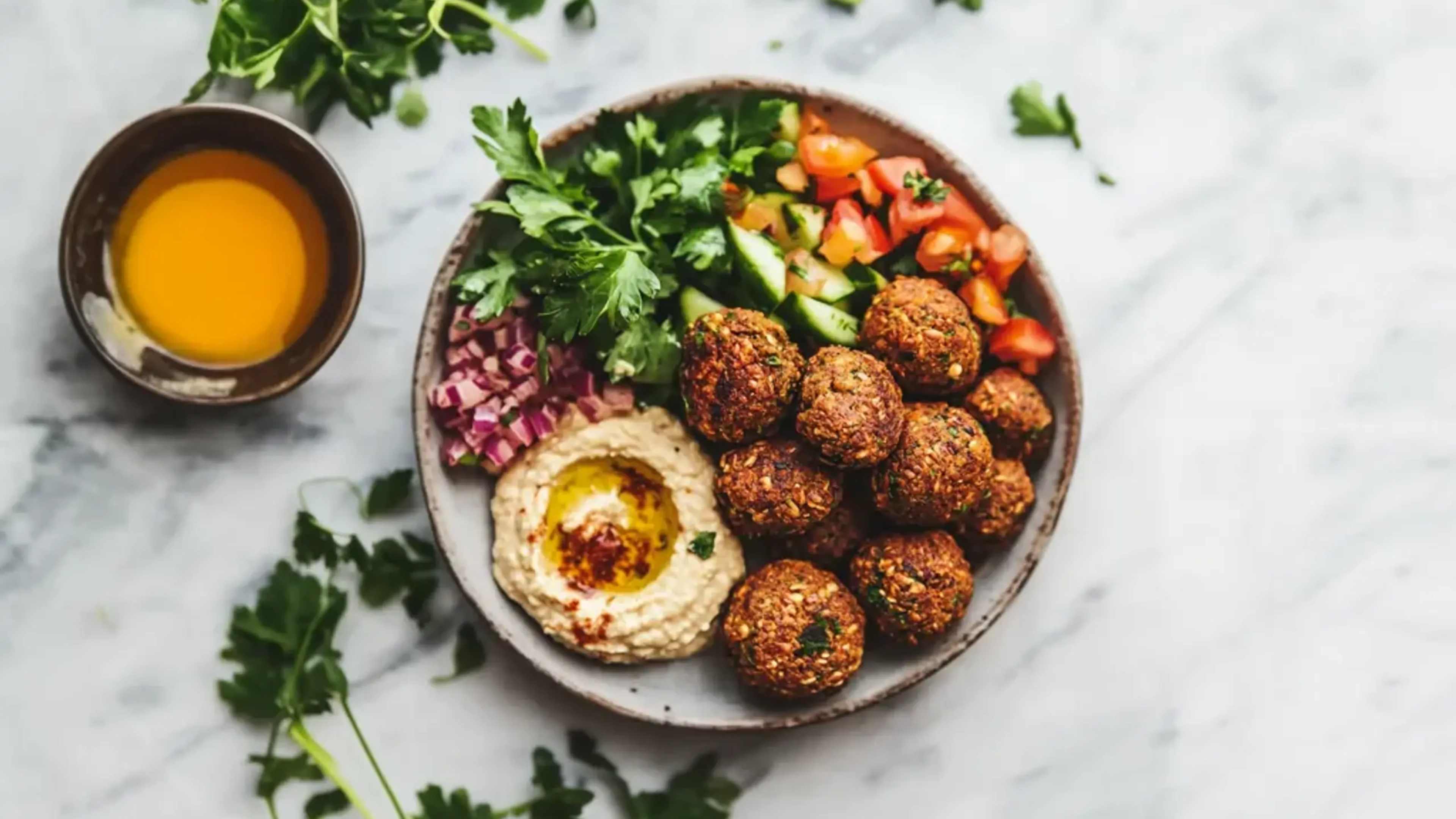 Falafel mit Hummus und Salat
