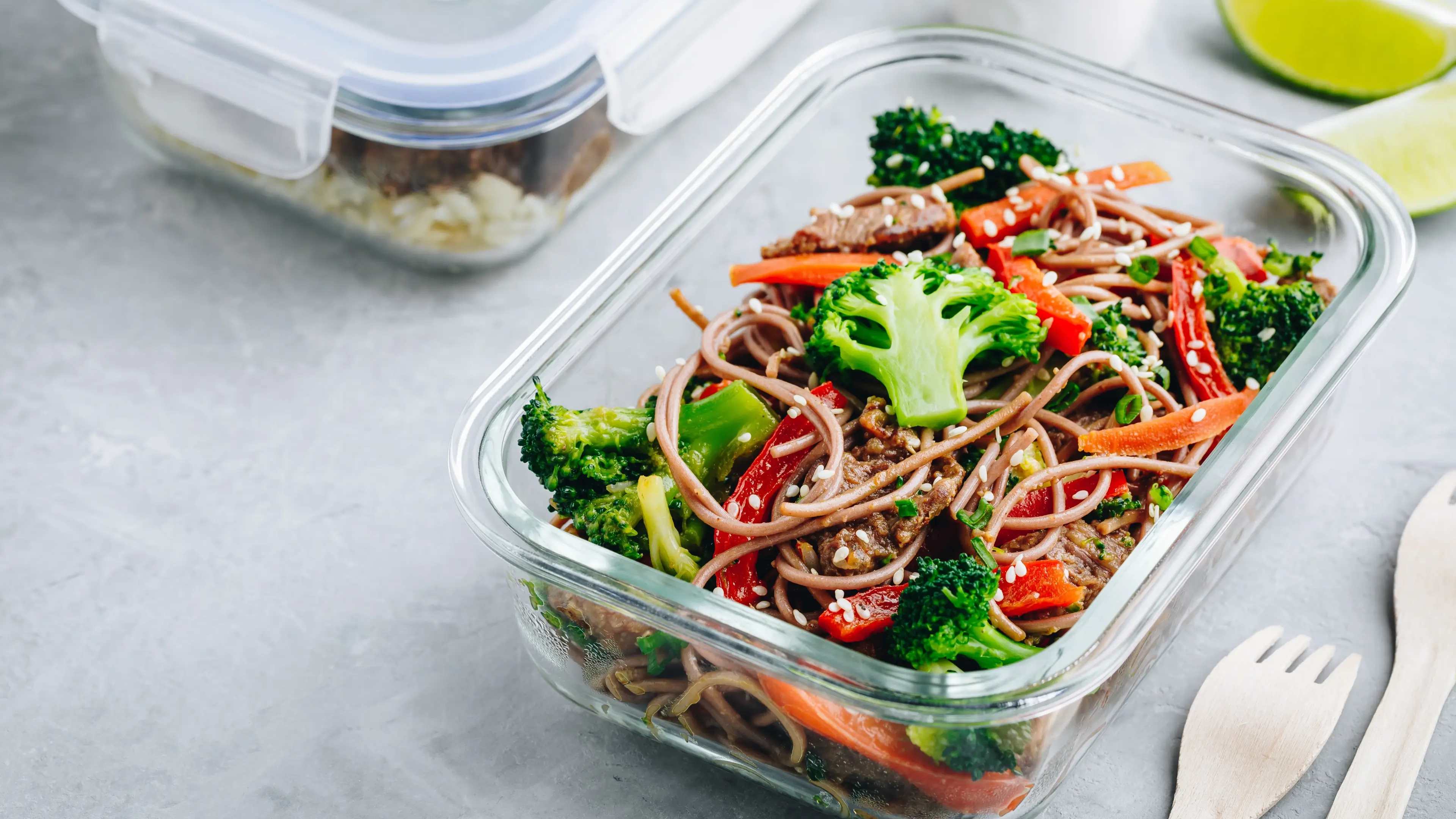 Meal-Prep-Gericht mit Rinderstereifen
