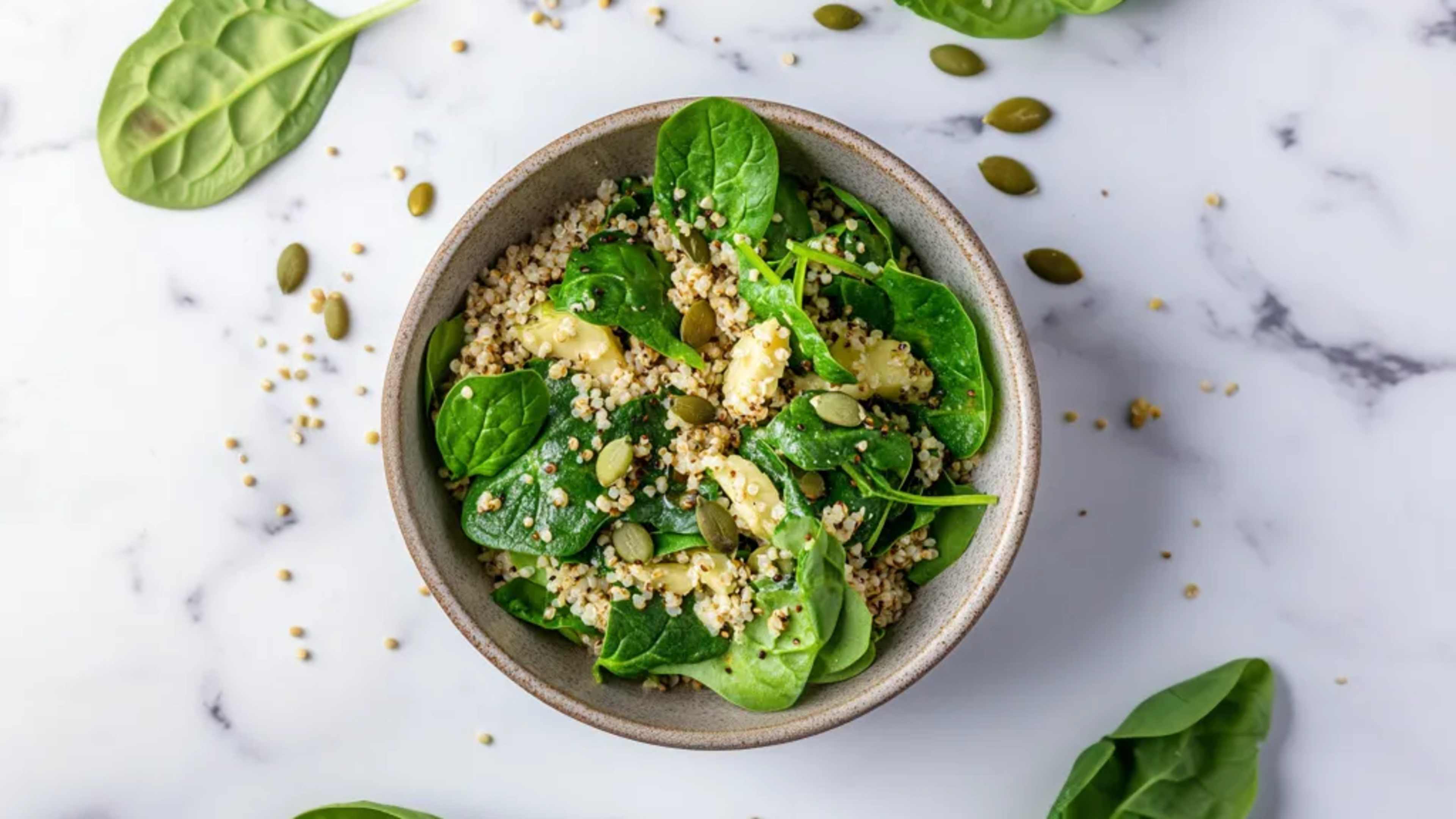 Ein Salat mit Spinat, Hirse und Kürbiskernen