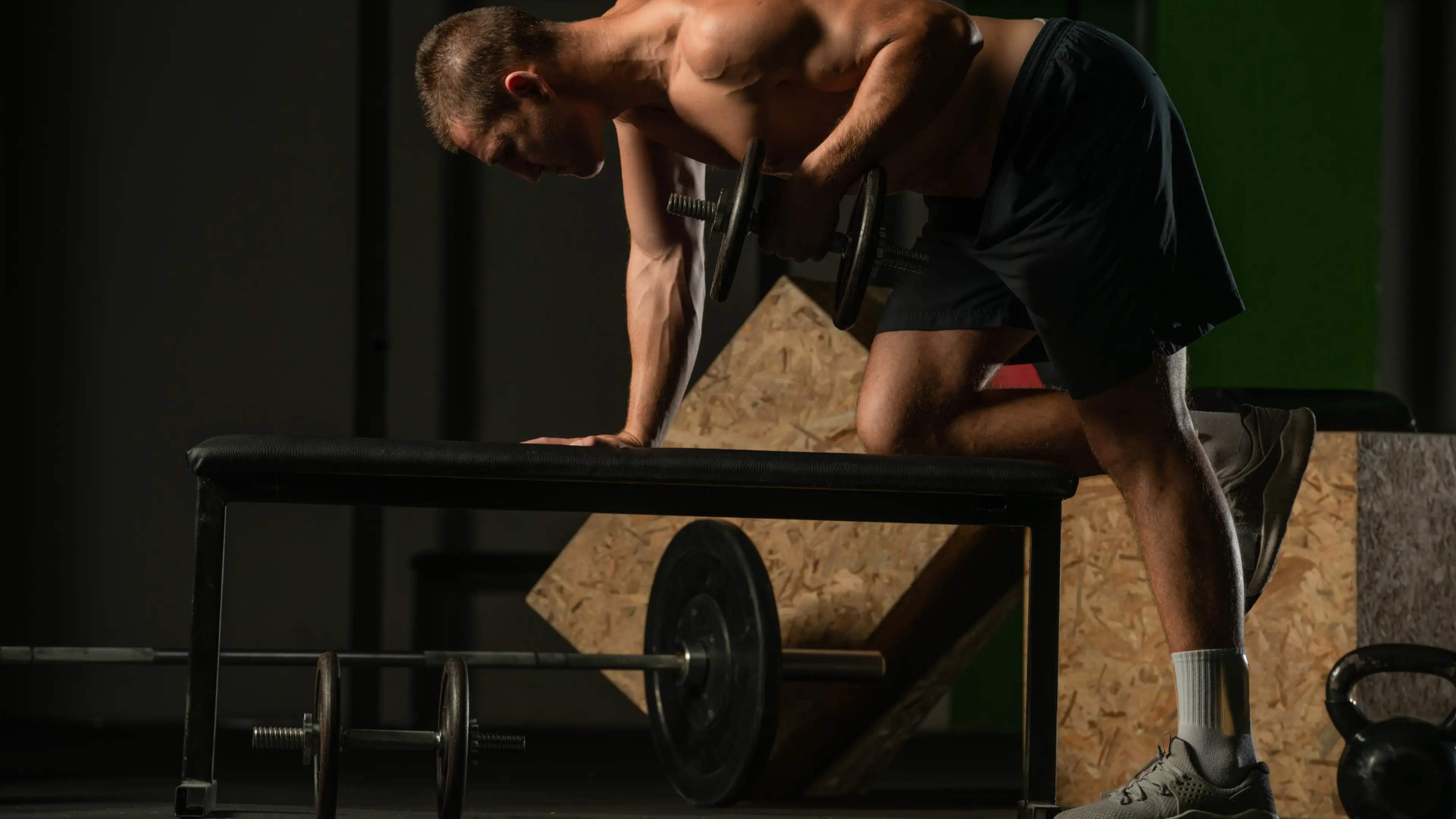 Ein Mann trainiert Triceps Kickbacks mit Kurzhanteln
