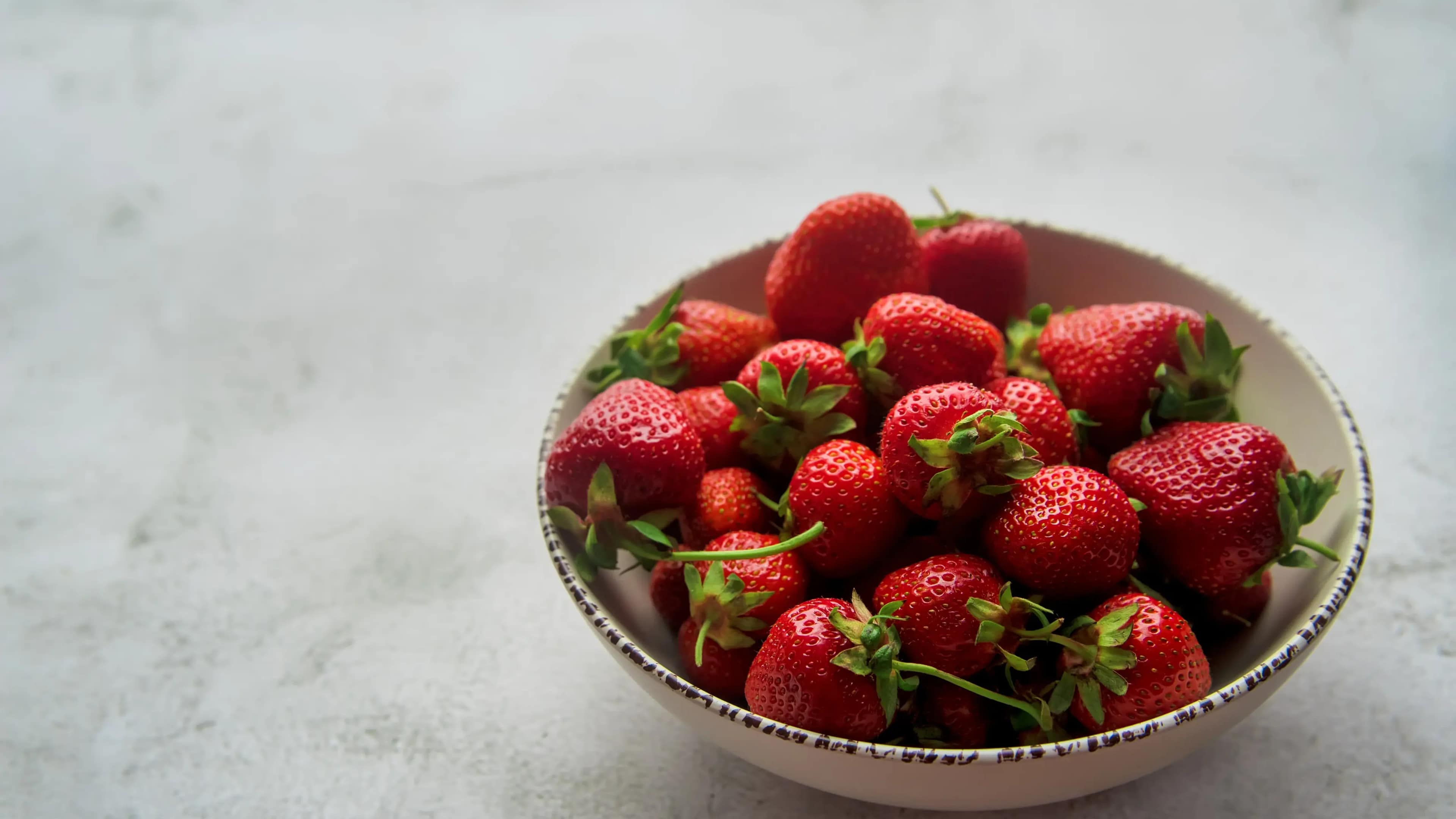 Eine Schale mit Erdbeeren