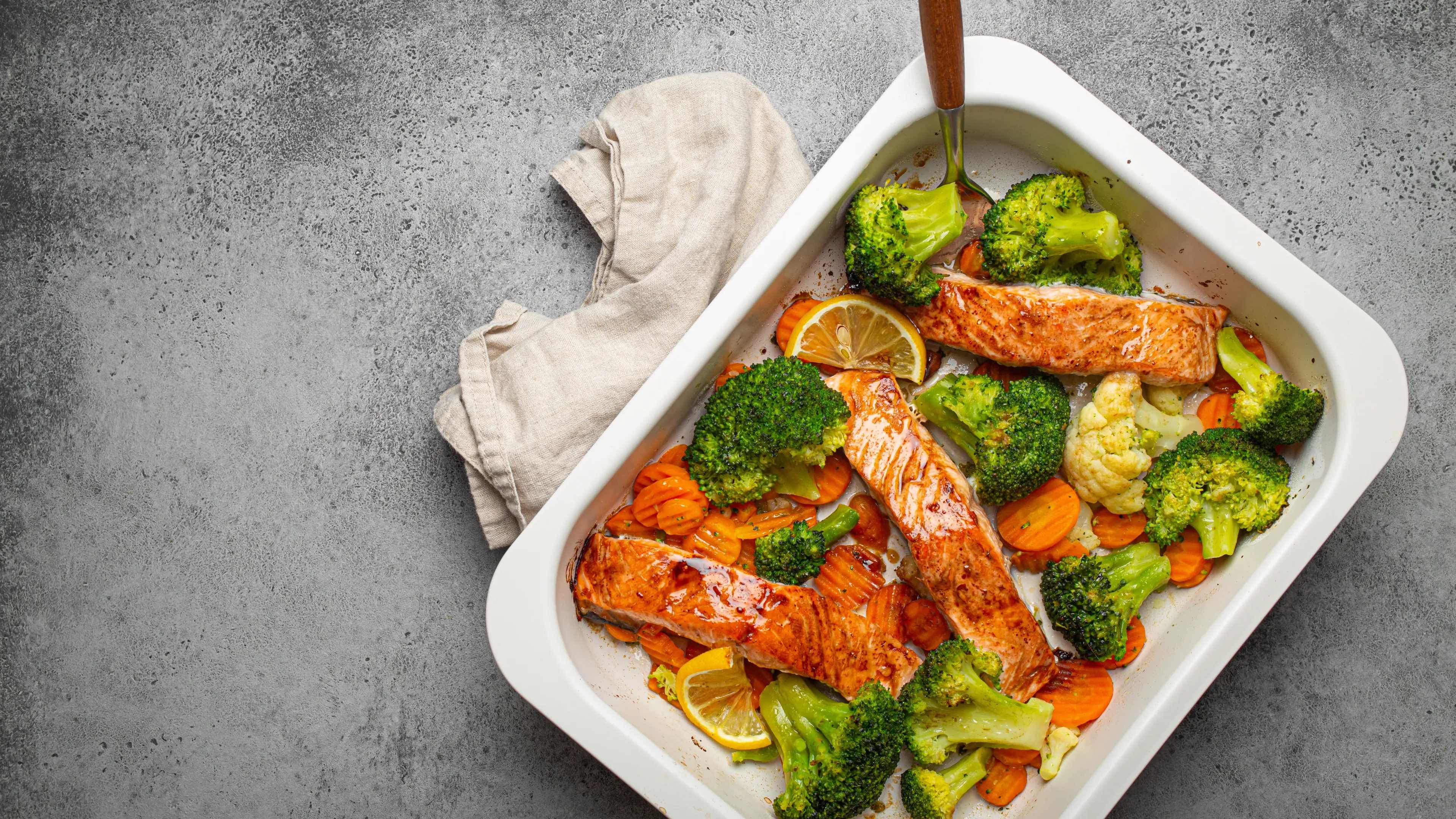 Lachs und Gemüse in einer Schüssel