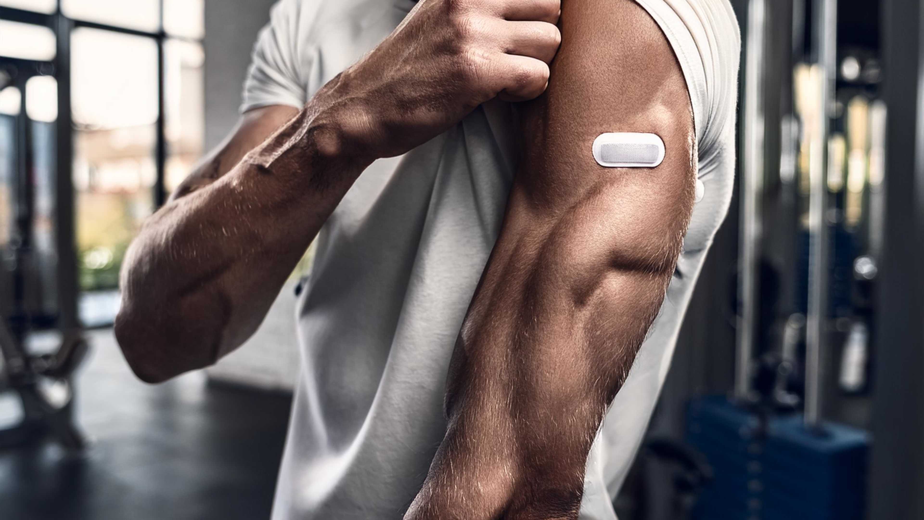 Ein Pflaster auf dem muskulösen Arm eines Mannes