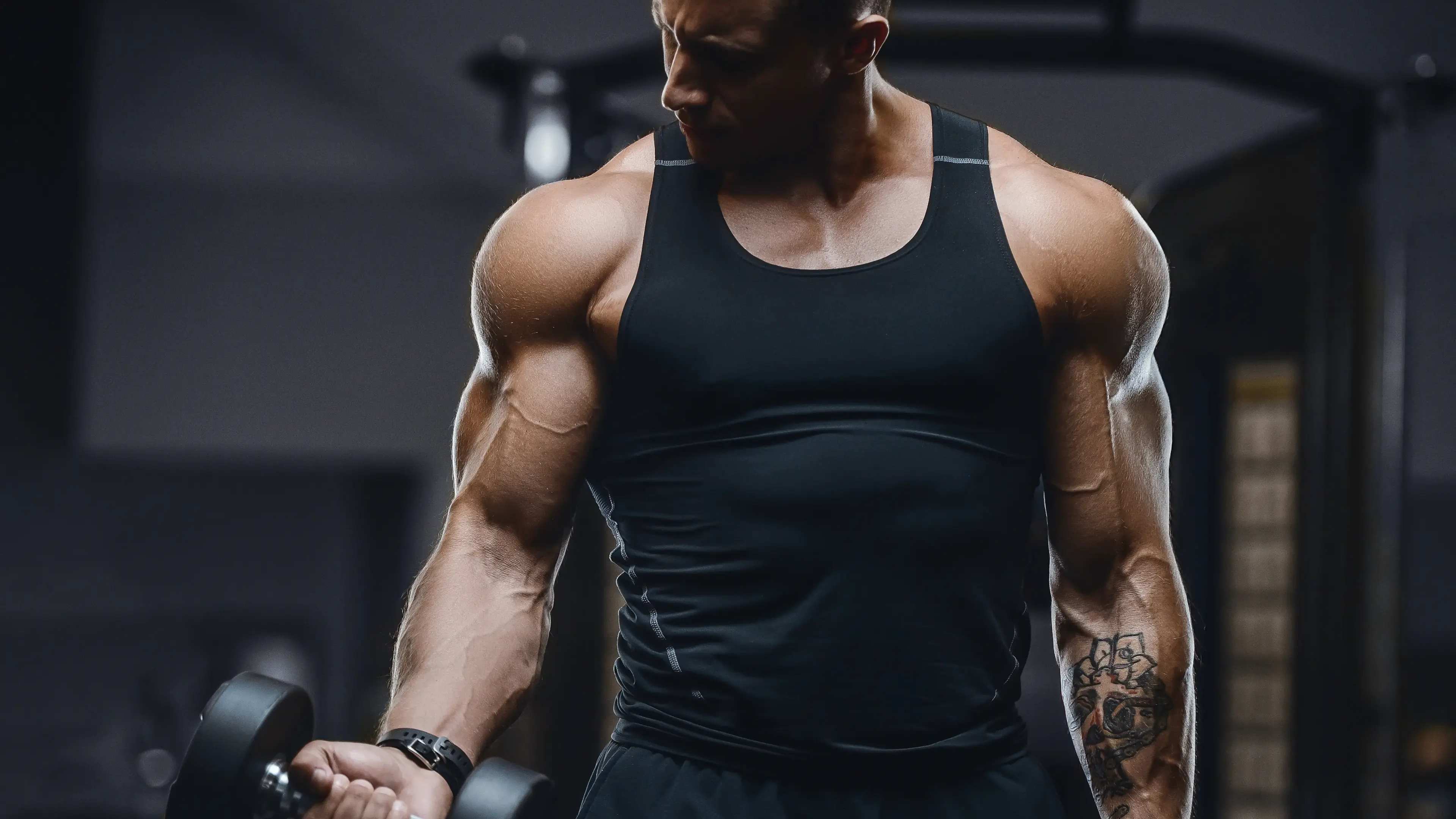 Ein Mann macht Bizeps Curls mit Kurzhanteln