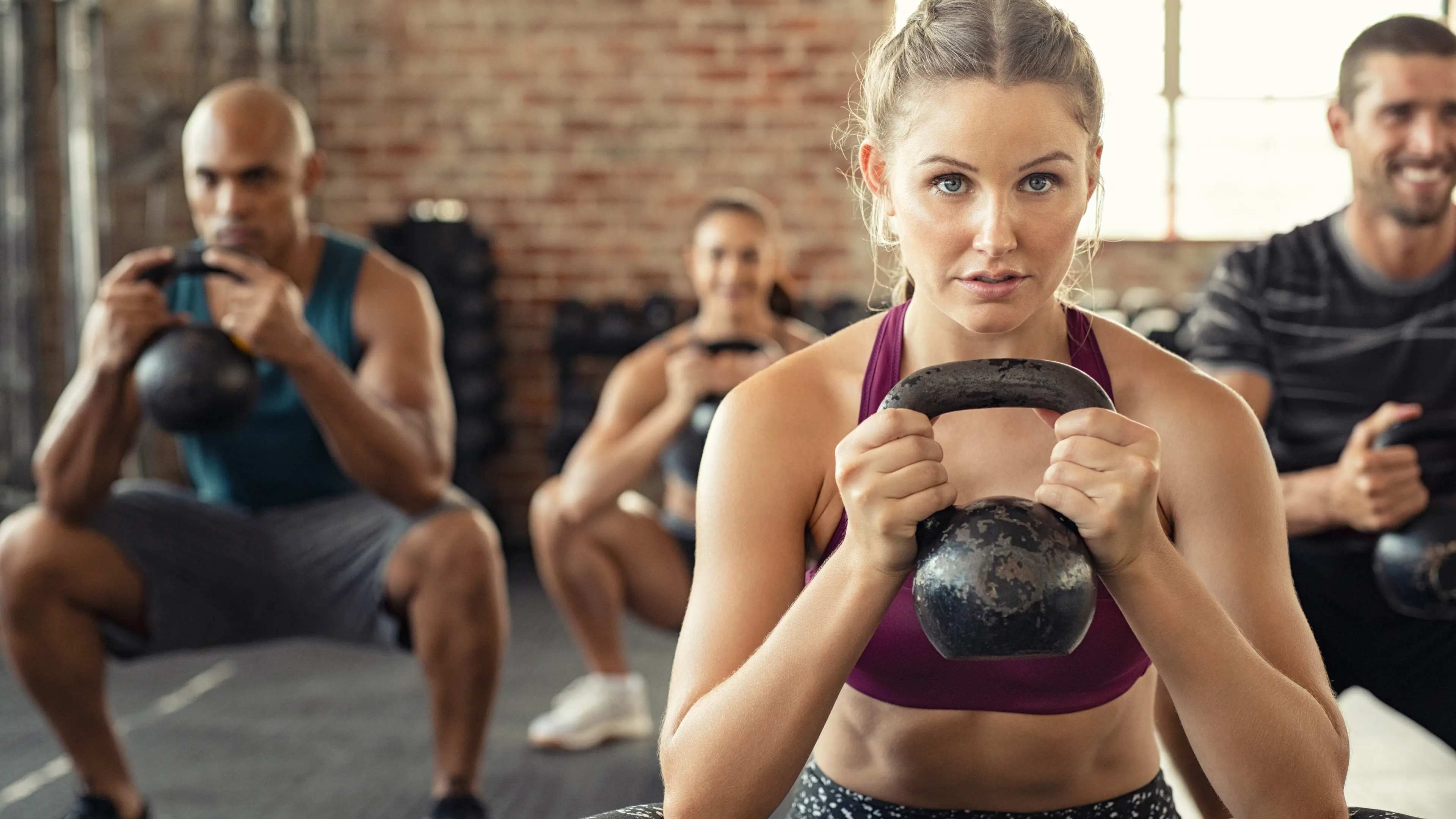 Eine Frau macht einen Goblet-Squat