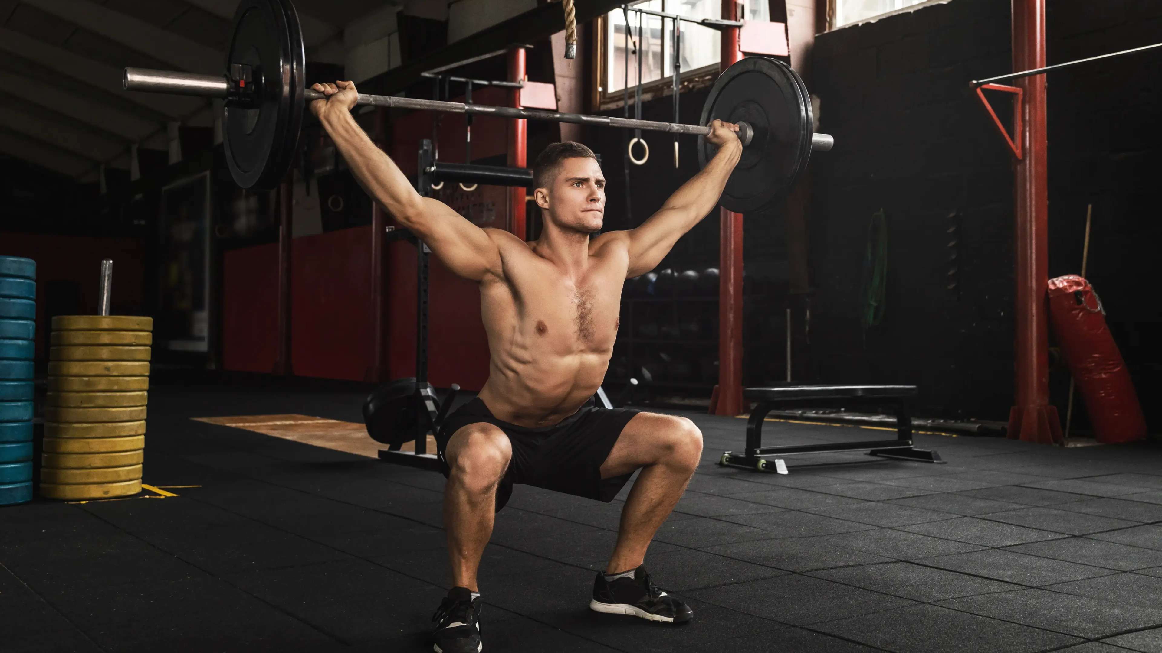 Ein Mann macht einen Overhead Squat mit Langhantel