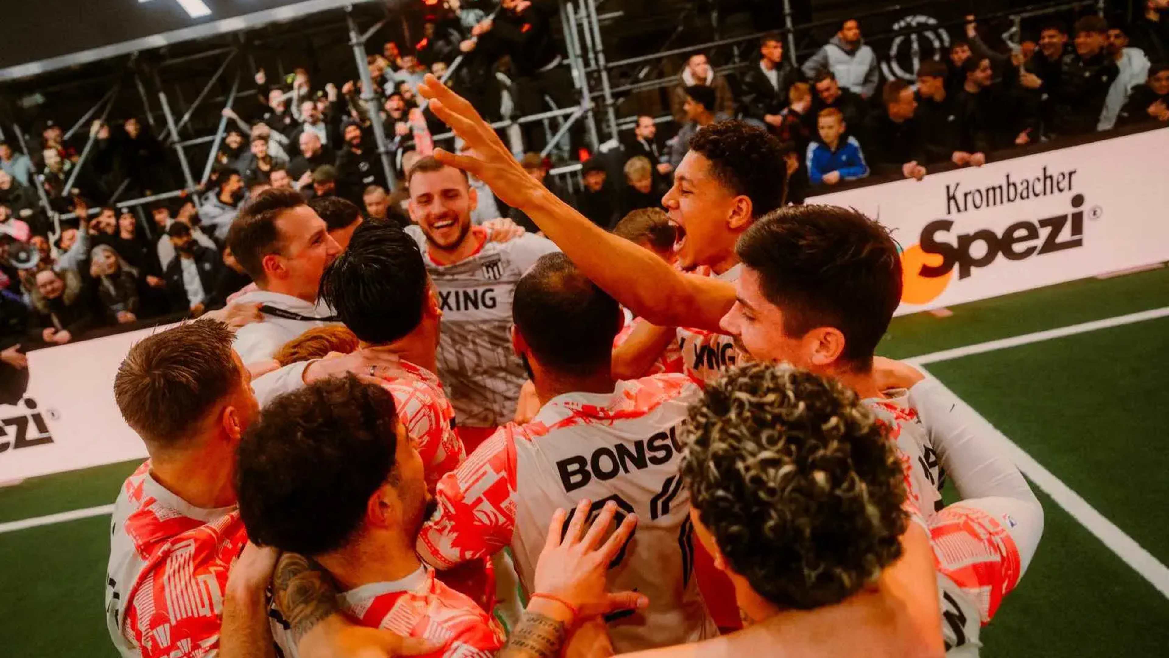 Jubelnde Fußballspieler auf dem Spielfeld