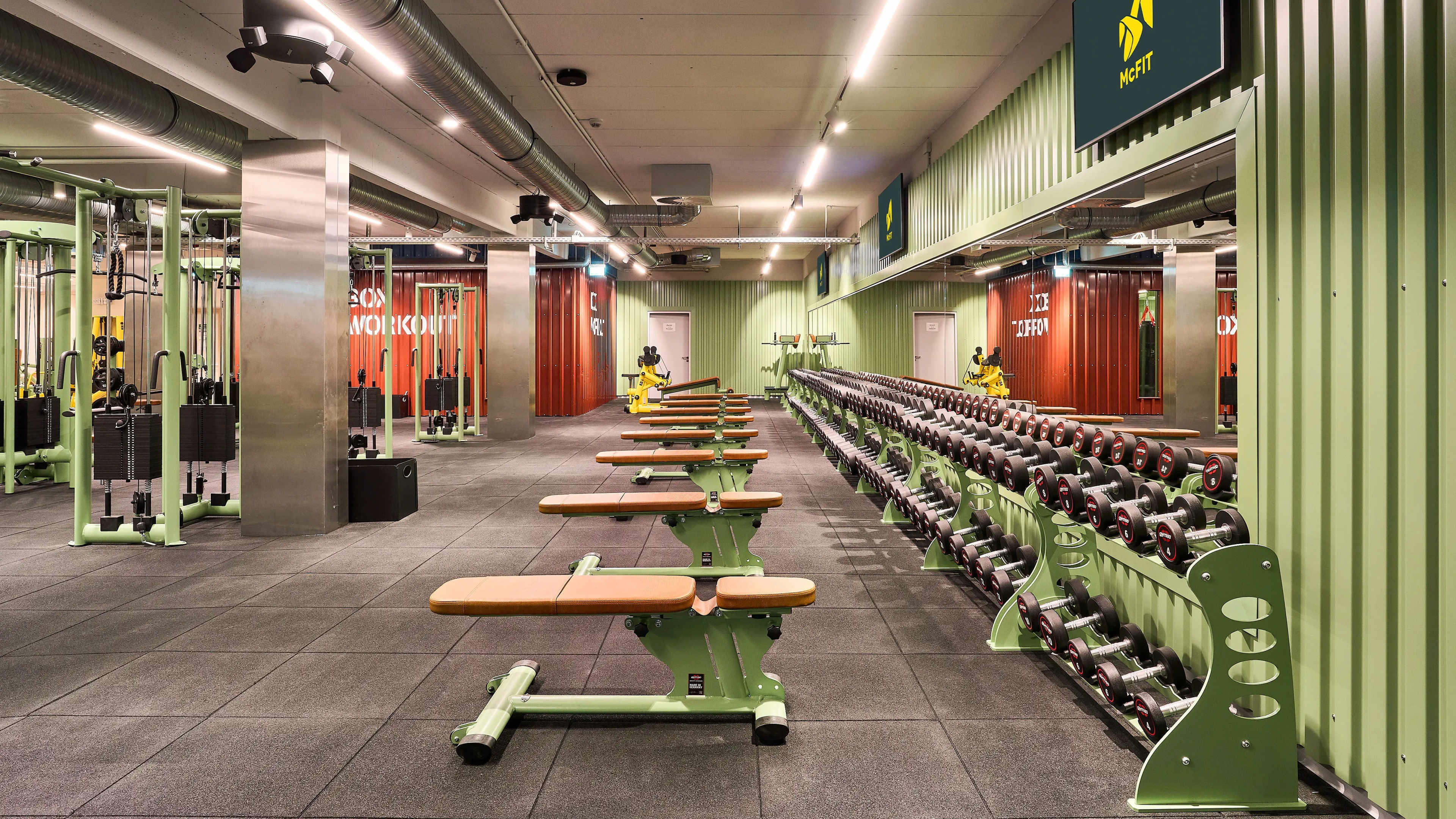 Der Freihantelbereich eines Fitnessstudios