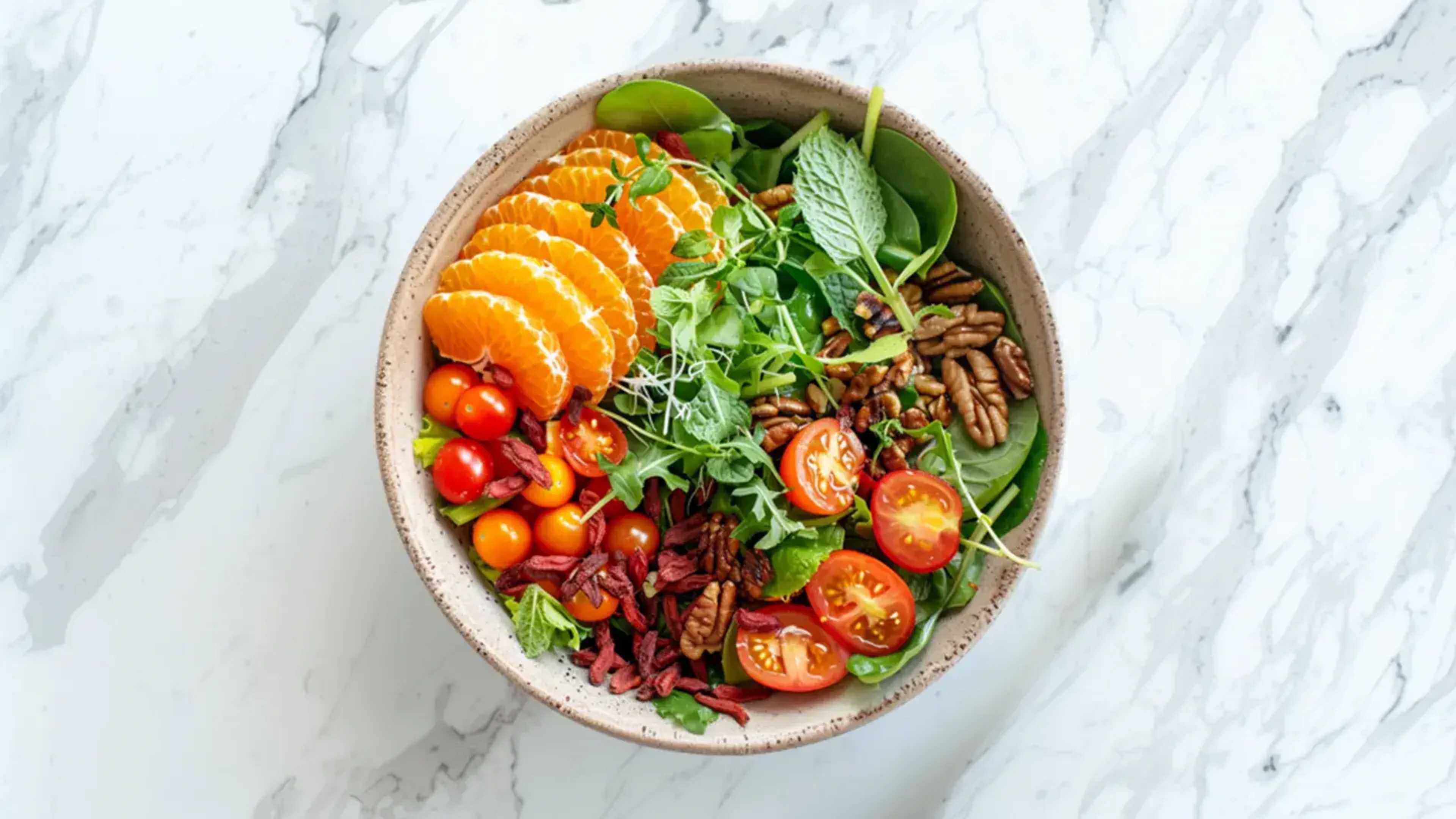 Ein Orangen-Fenchel-Salat in einer Schüssel auf einem Marmortisch