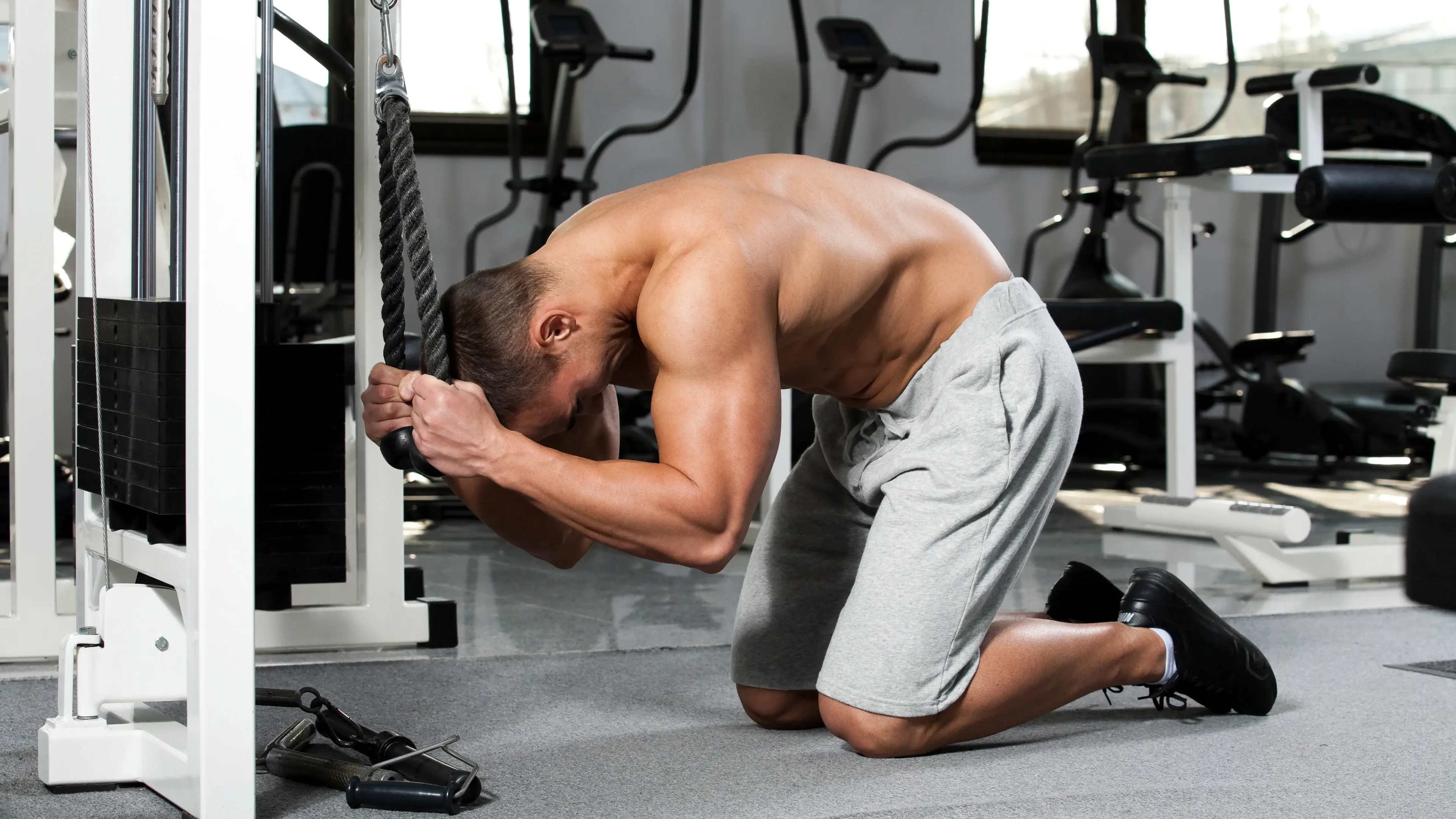 Ein Mann macht Cable Crunches im Gym