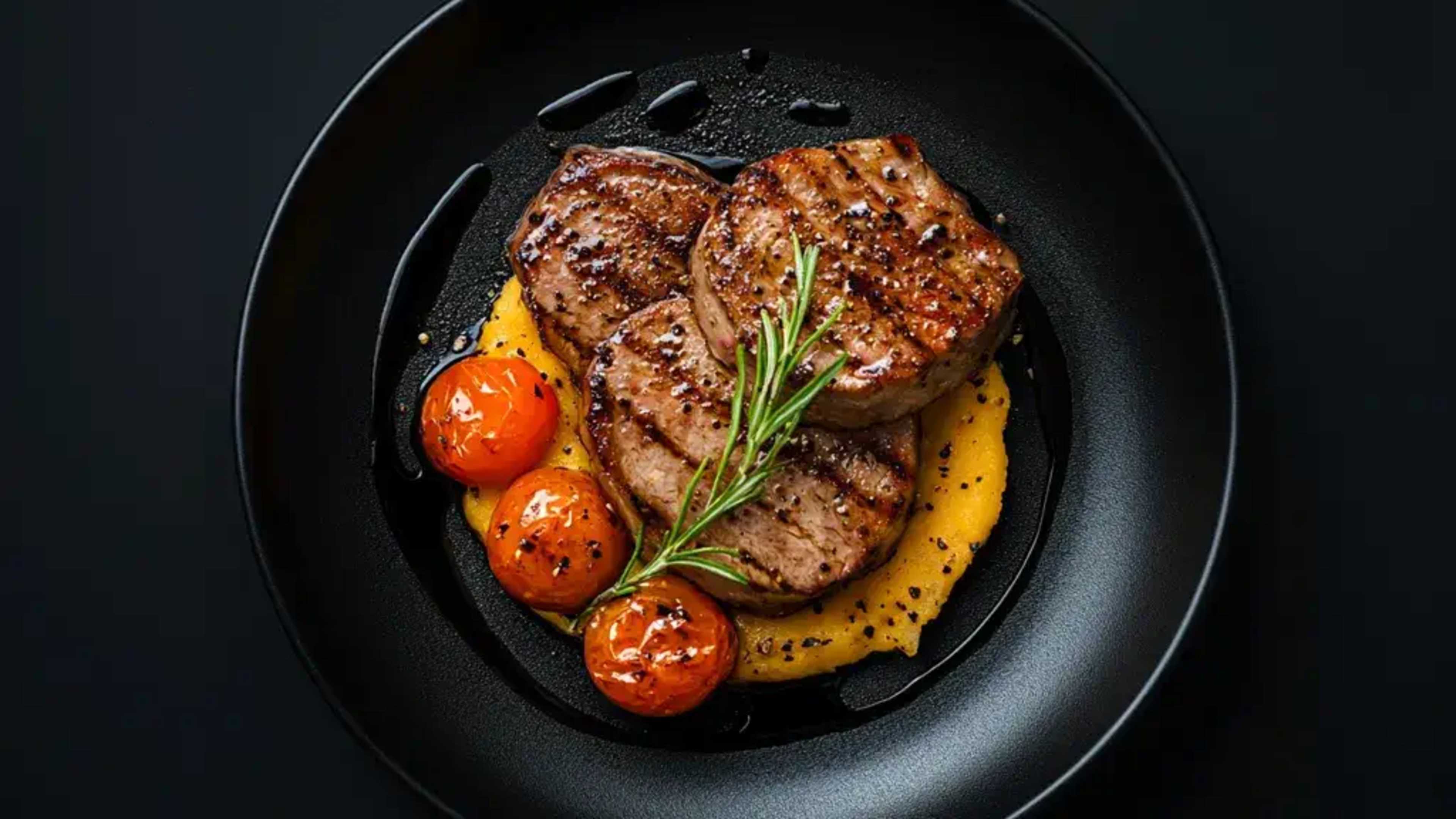Schwein mit Püree und Cherrytomaten