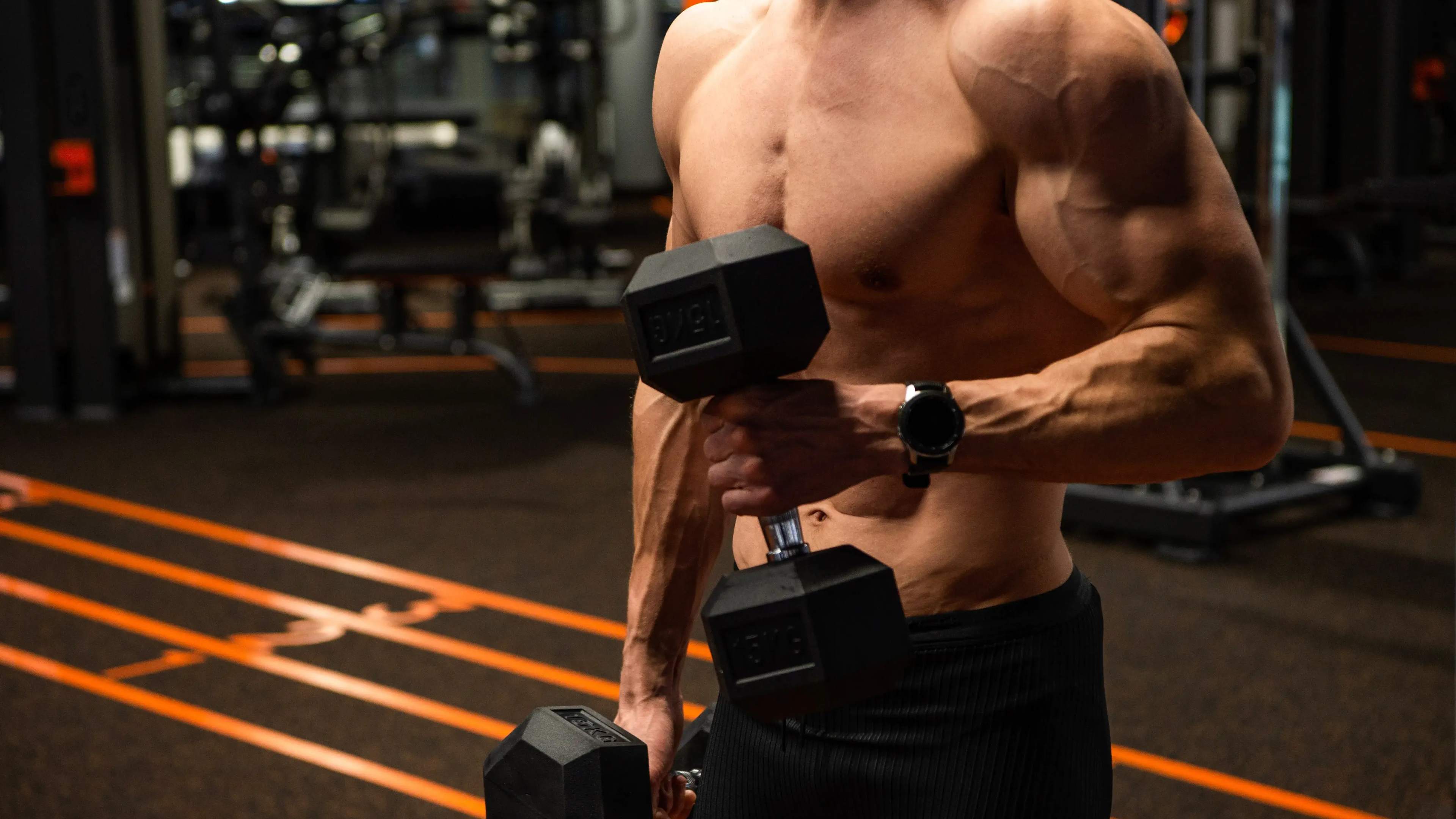 Ein Mann macht Hammer Curls mit Kurzhanteln