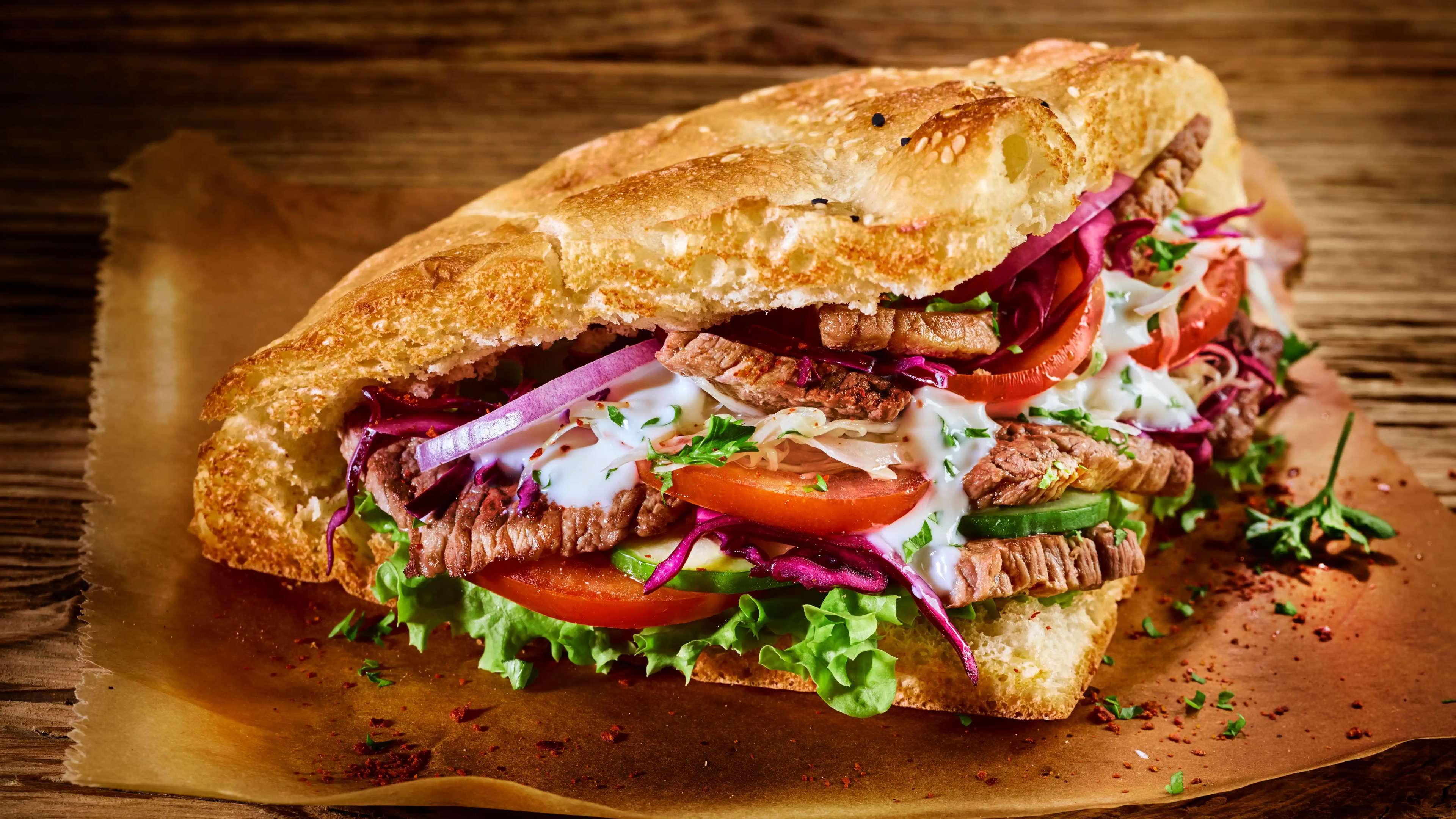 Ein Döner auf Papier auf einem Holztisch