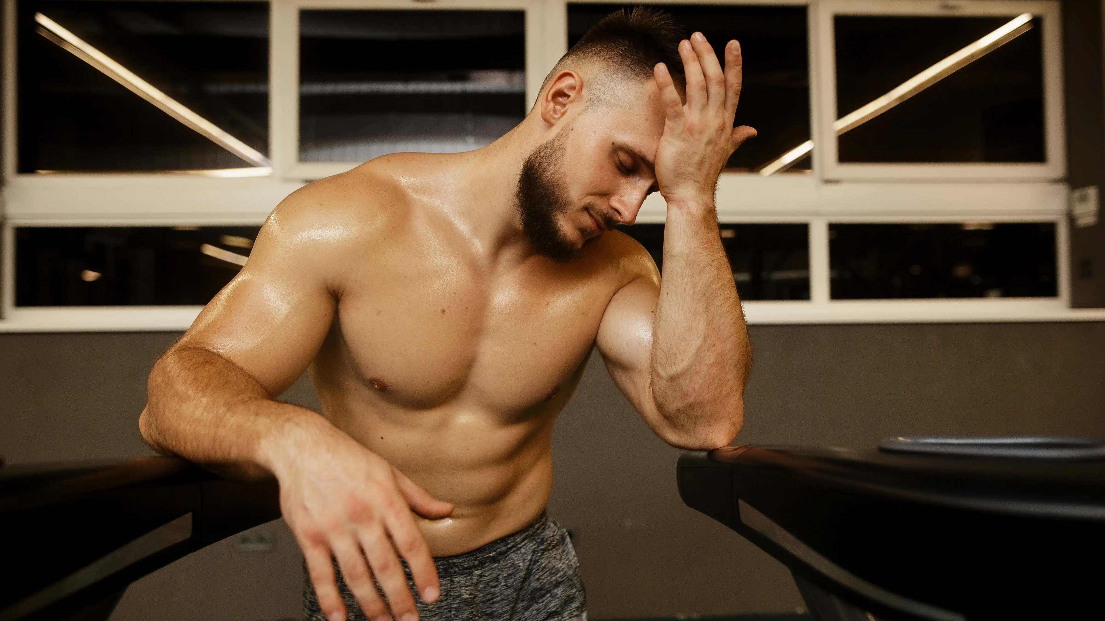 Ein Mann fasst sich im Gym an den Kopf