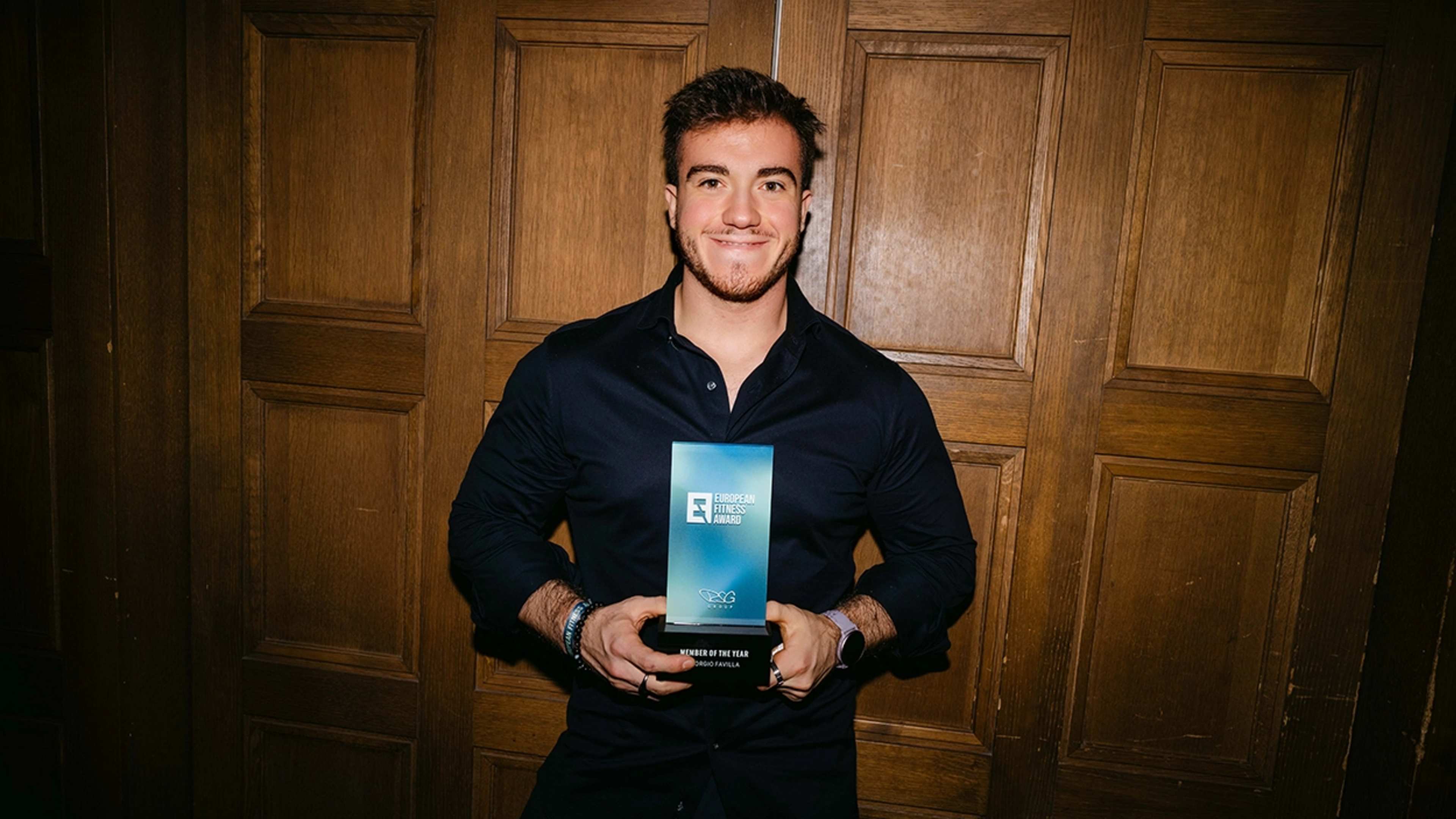 Giorgio Favilla hält einen European Fitness Award