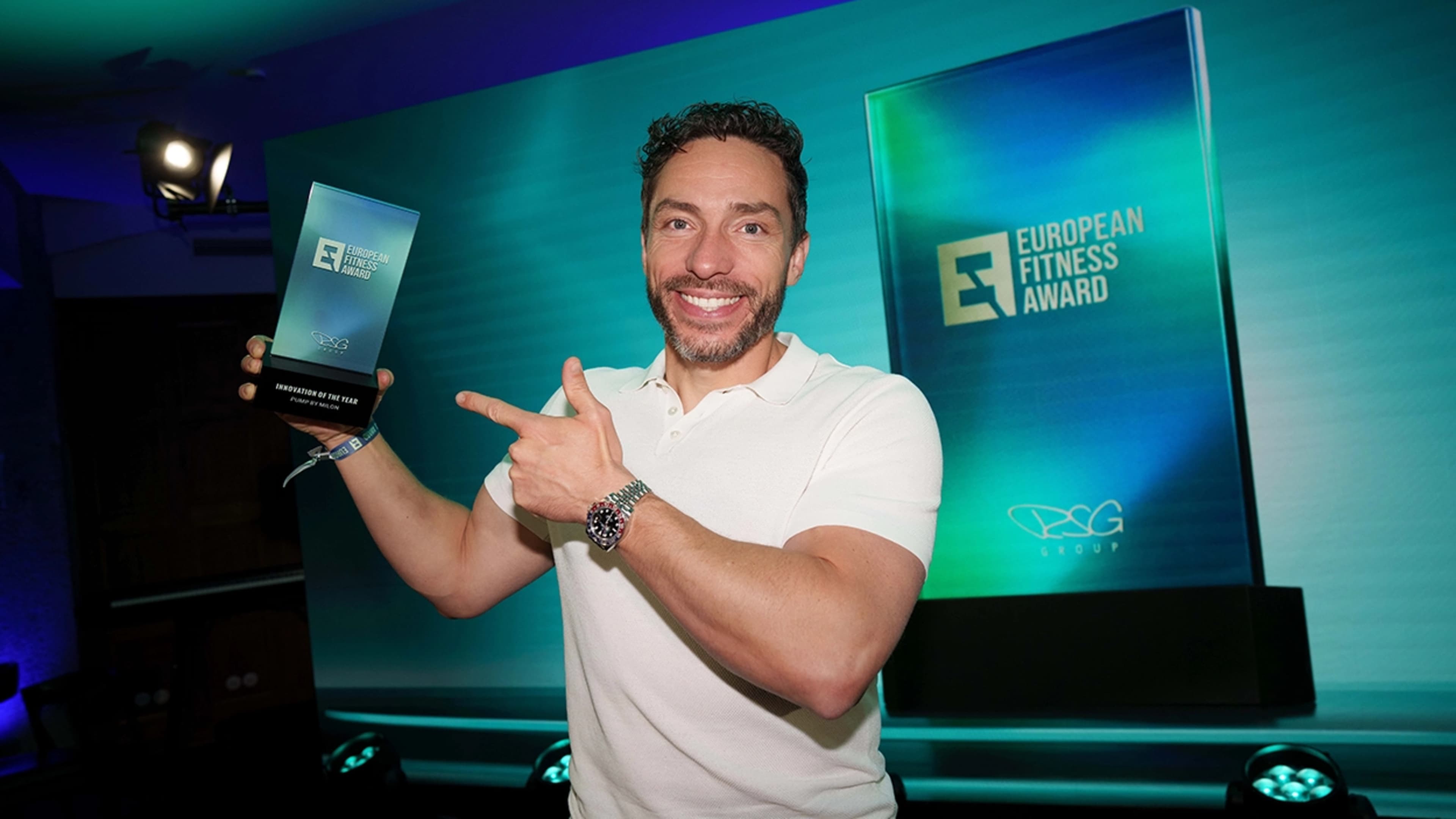 Wolf Harwath hält einen European Fitness Award