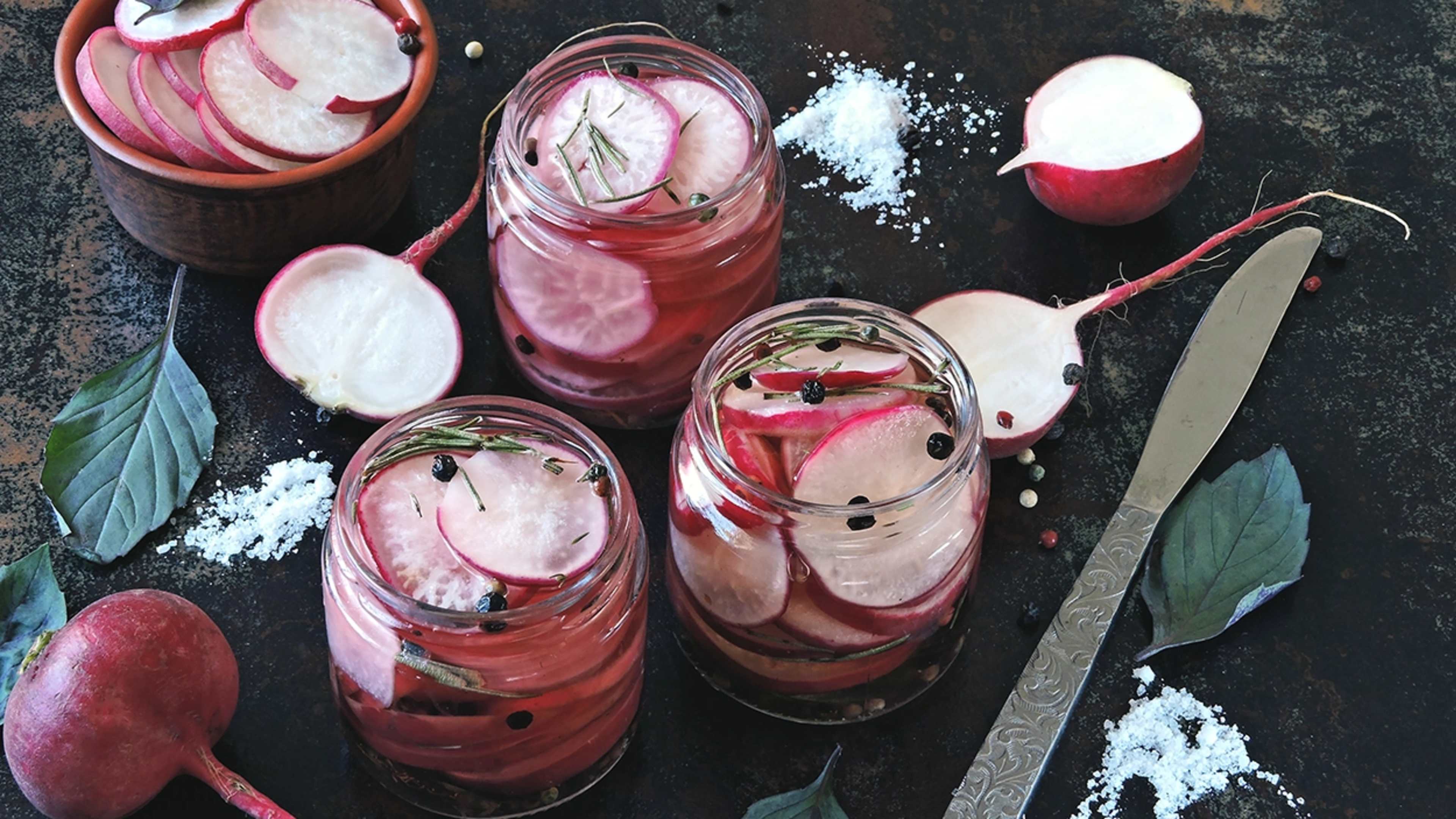 Fermentierte Radieschen in Einmachgläsern