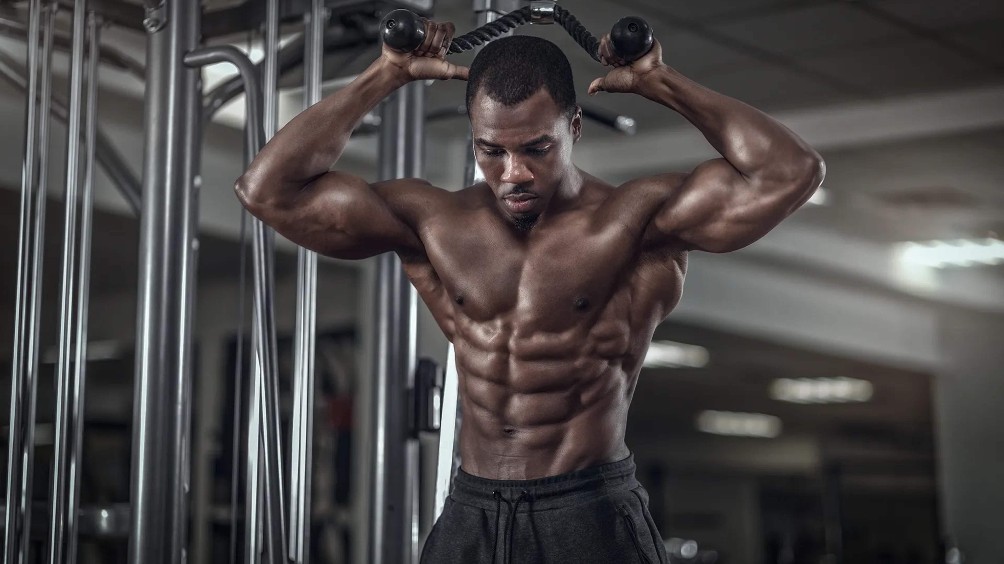 Ein Mann macht Tricep Overhead Extensions am Kabelzug