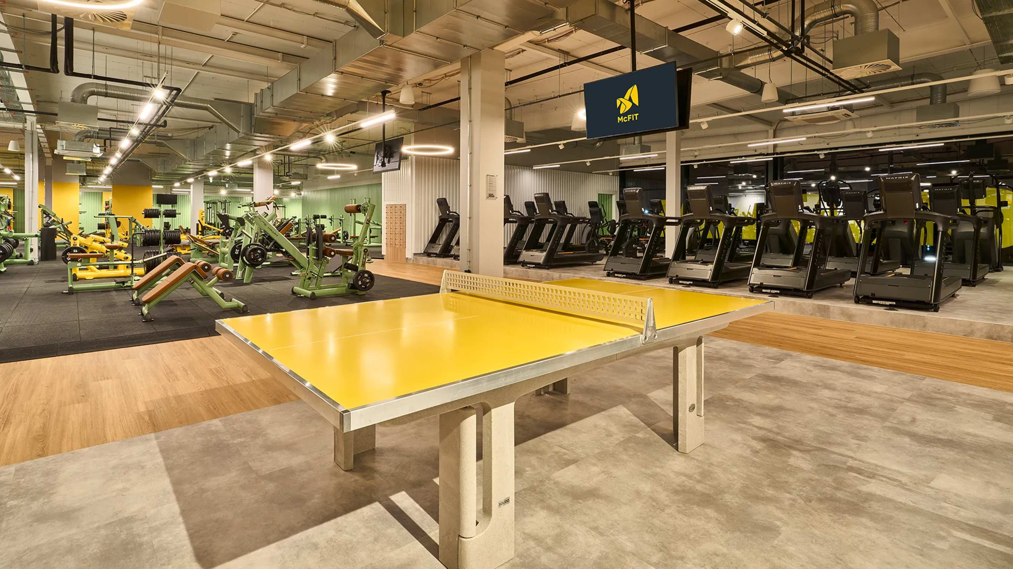 Eine Tischtennisplatte in einem Fitnessstudio