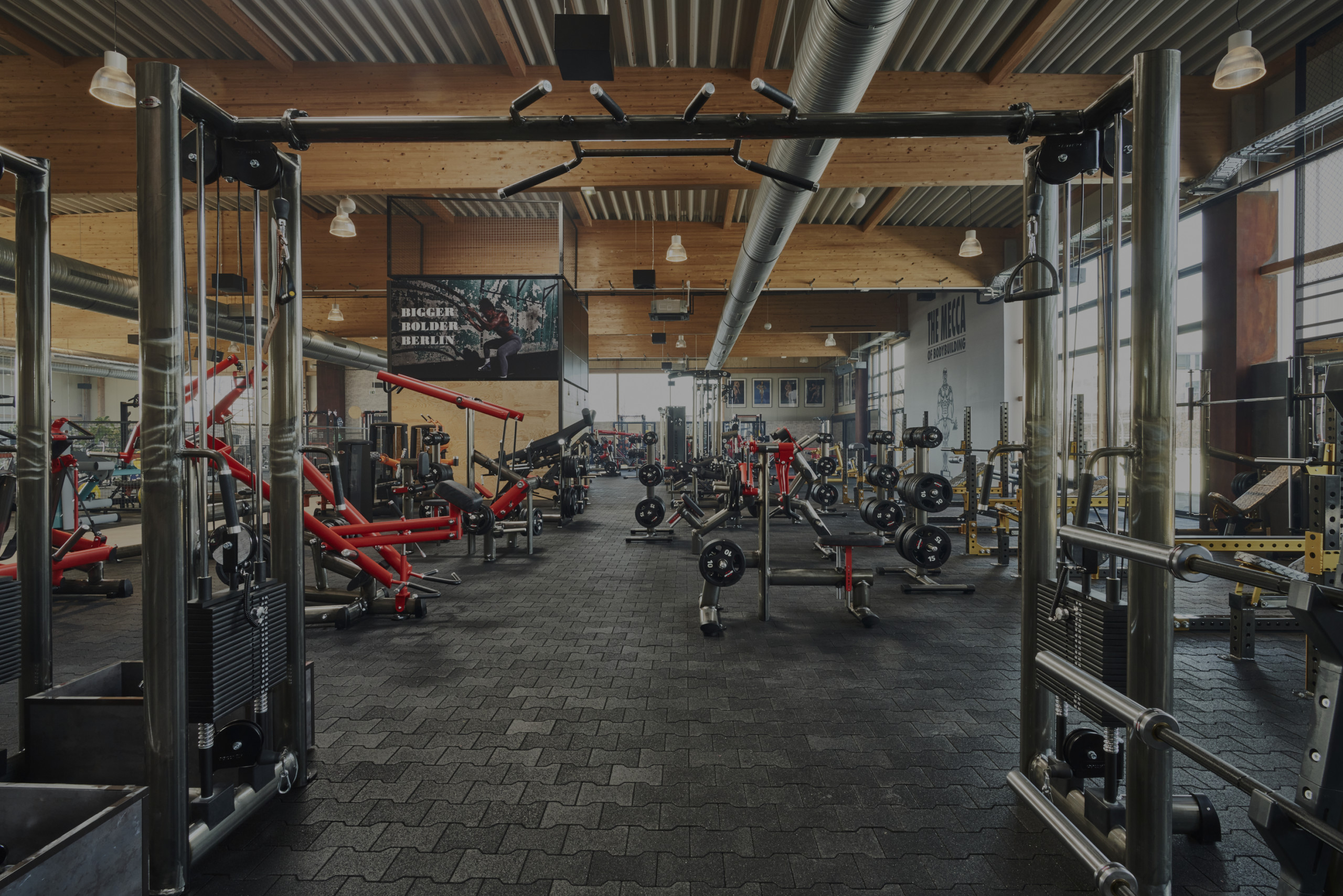 Gold's Gym Berlin Performance Center mit Störer Opening