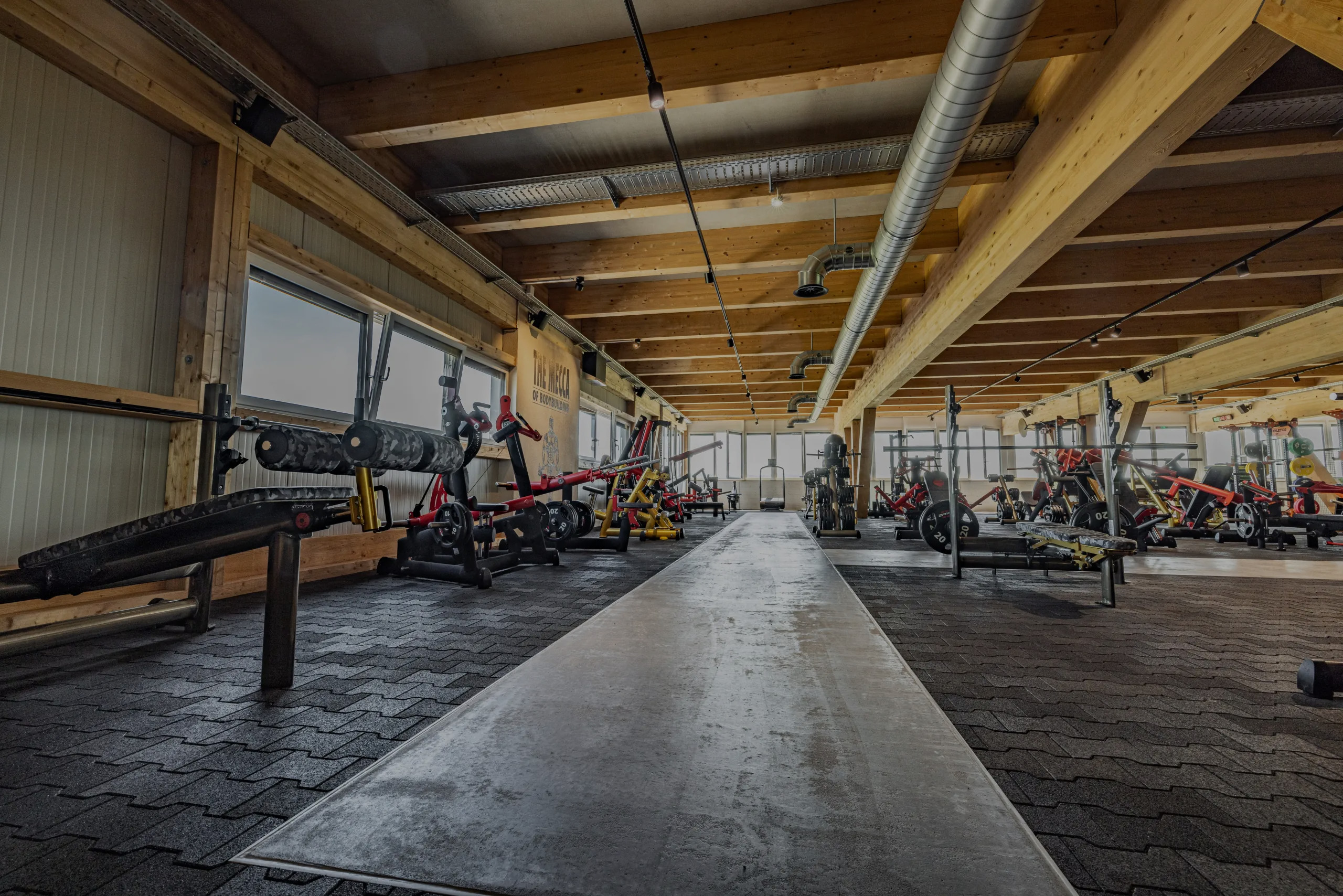 Trainingsbereich im Gold's Gym Fitnessstudio Bettlach, Schweiz
