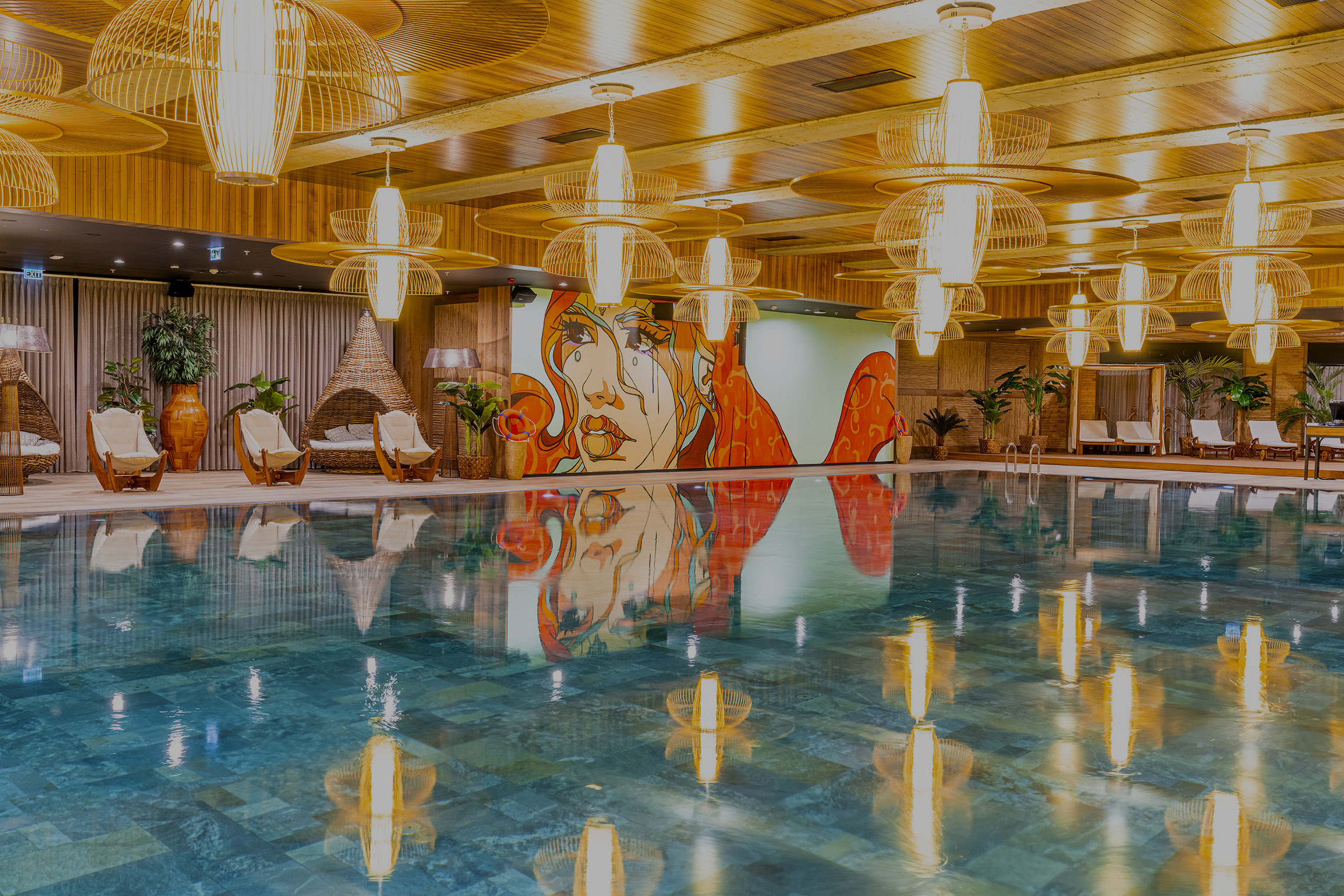 John Reed Fitnessstudio Istanbul Wellnessbereich mit Schwimmbecken