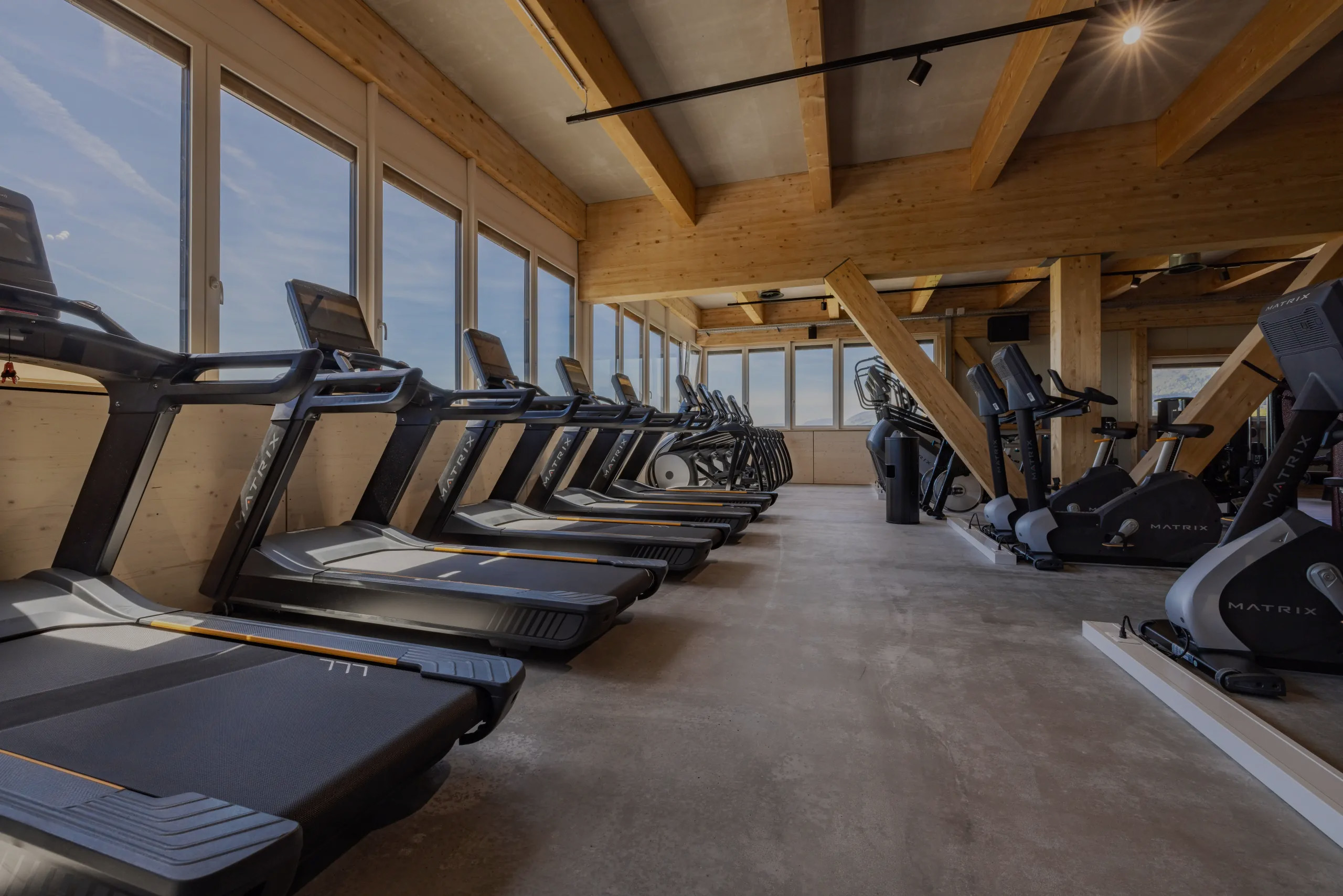 Cardio Area im Gold's Gym Fitnessstudio Bettlach, Schweiz