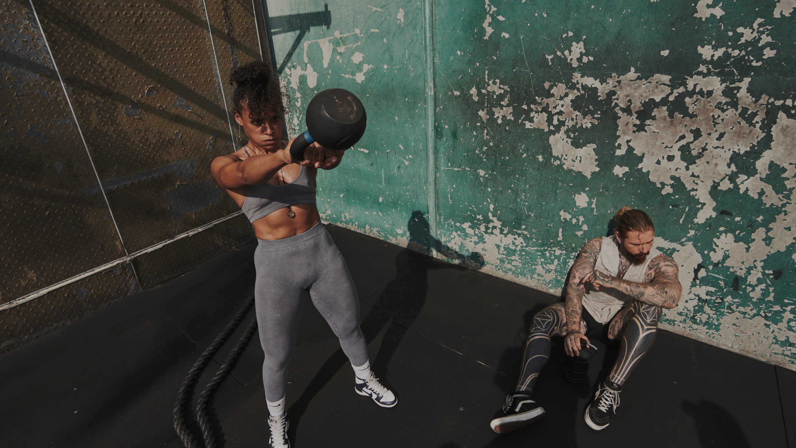 Due atleti durante un allenamento con le Kettle Bell in una palestra Gold's Gym