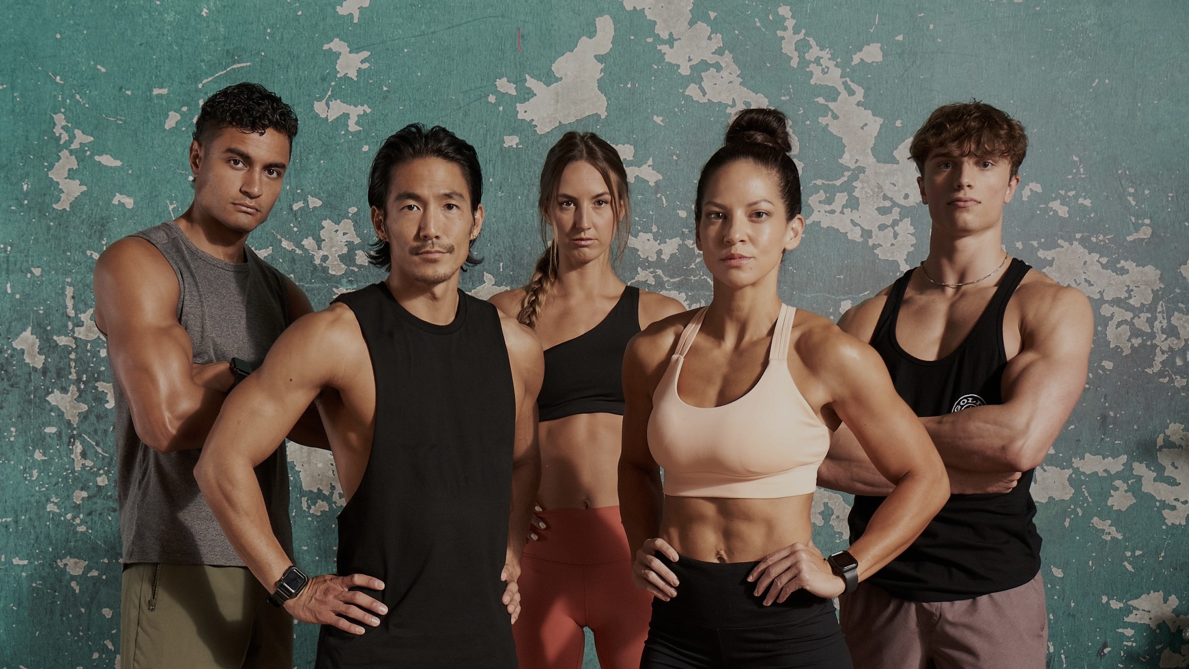 Gruppo di atleti davanti al Venice Wall della palestra Gold's Gym