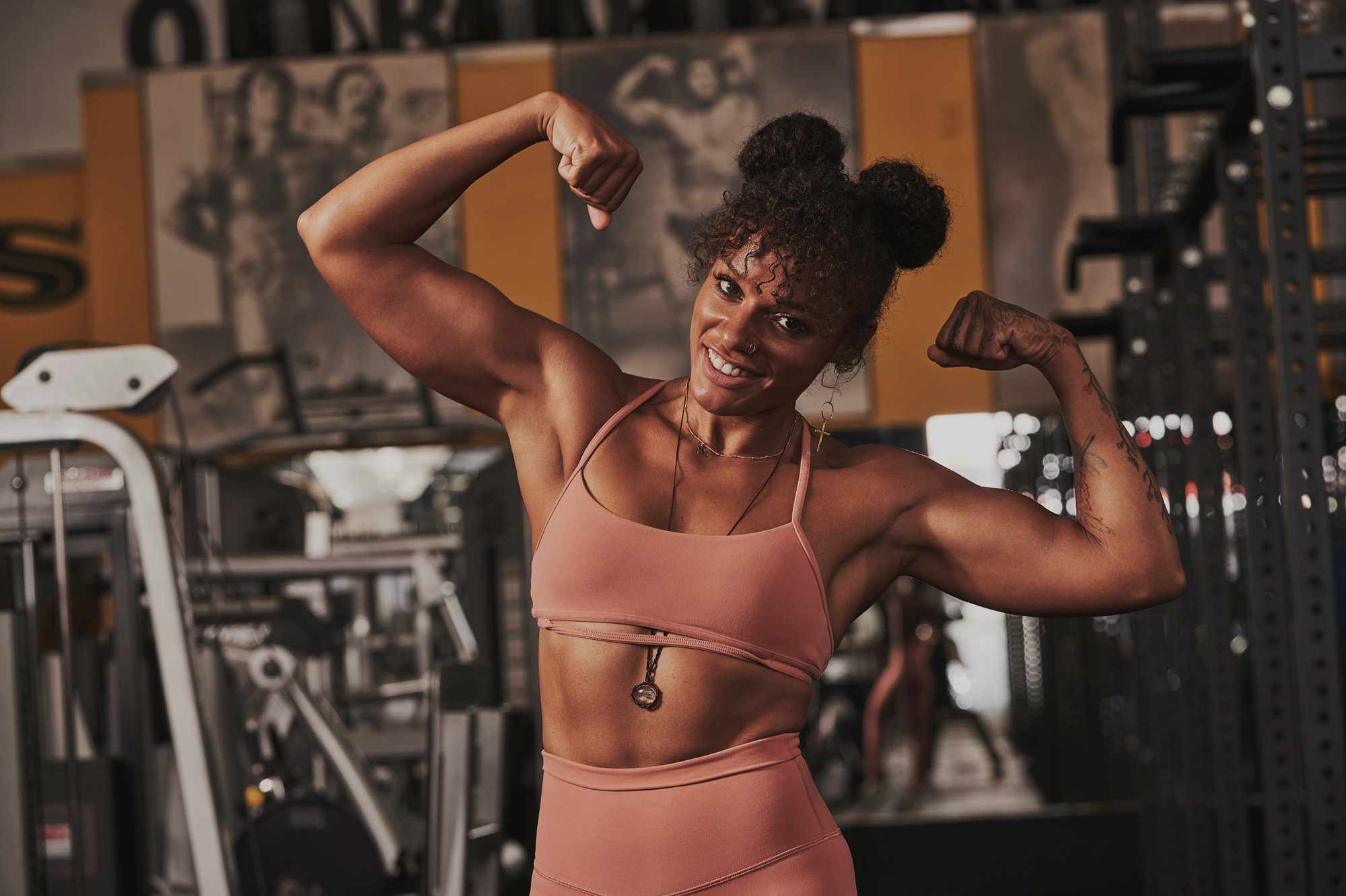 Sportlerin im Gold's Gym Fitnessstudio