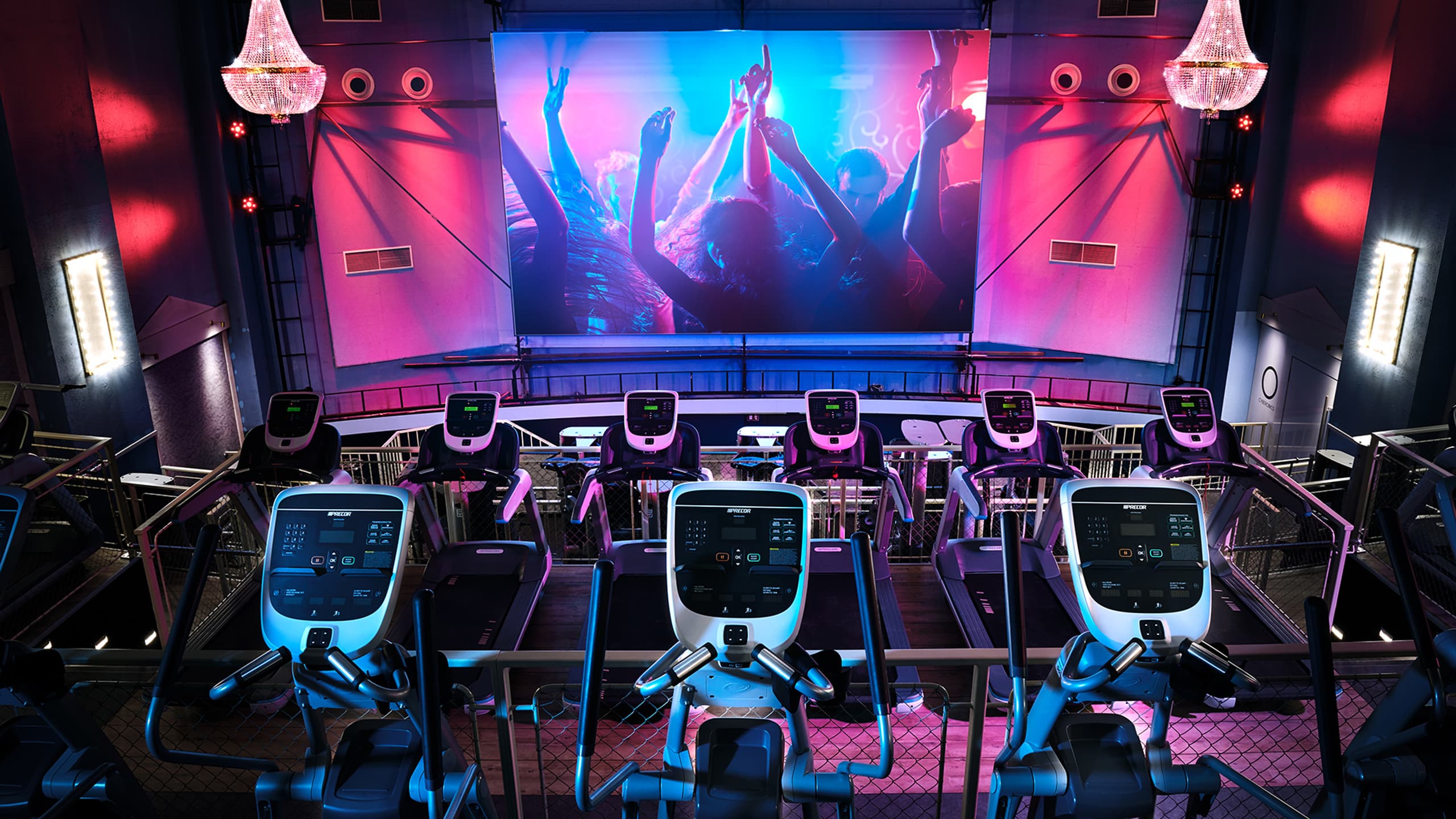 John Reed Fitnessstudio Salzburg Elmo Kino Indoor Cardio Area Cycling Leinwand