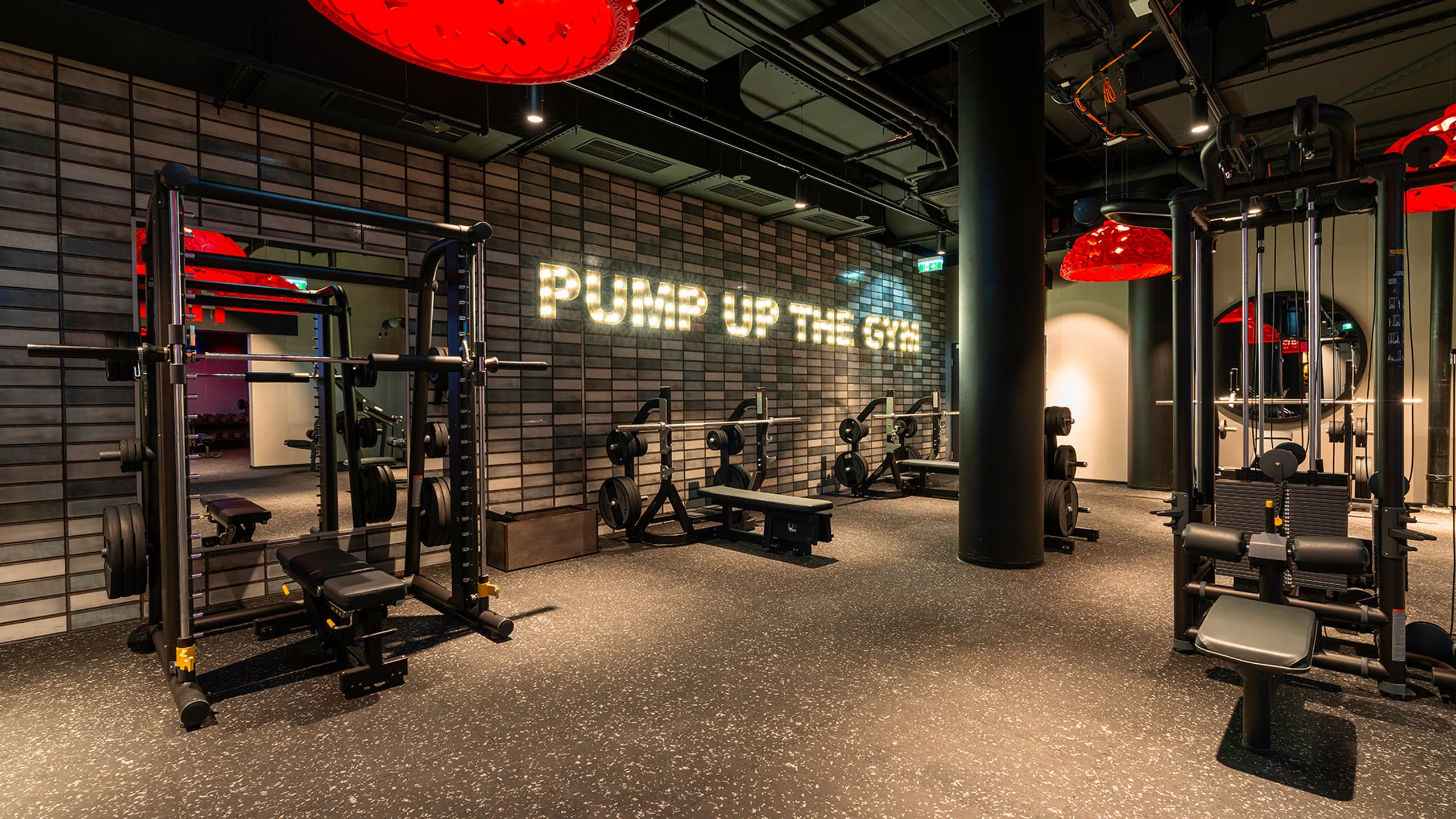 John Reed Fitnessstudio Wien Donau Zentrum Indoor Functional Area Gewichte Geräte Pump Up The Gym