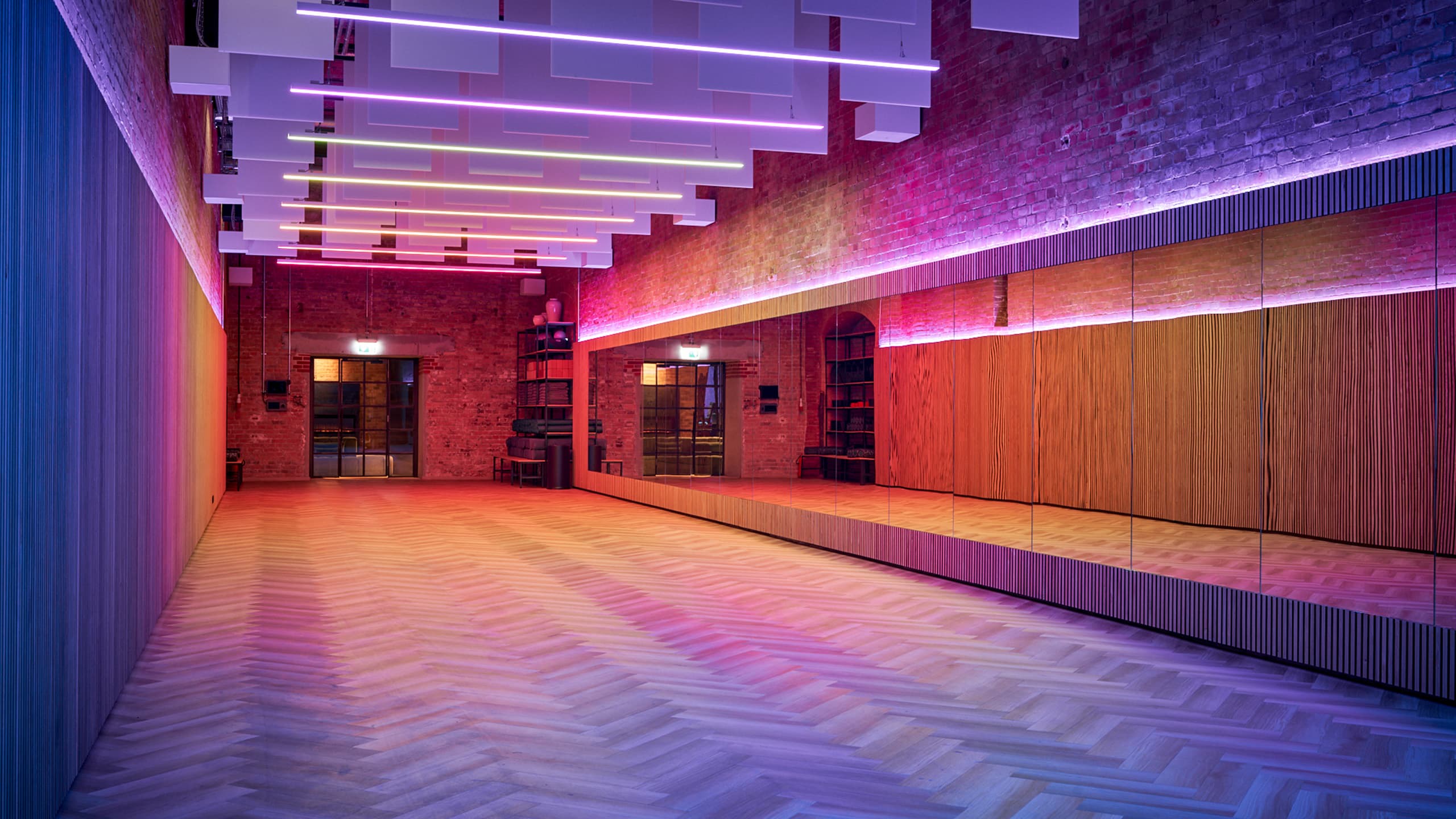 John Reed Fitnessstudio Berlin Bötzow Kursraum mit Lichteffekten