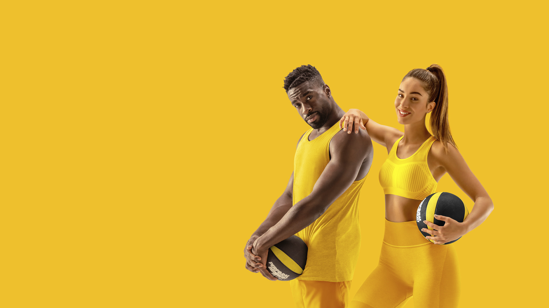 Due atleti in abbigliamento sportivo giallo