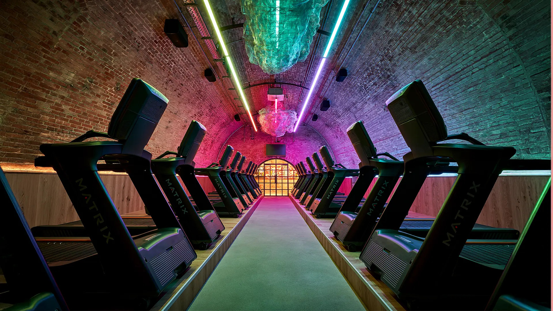 John Reed Fitnessstudio Graz Chill Lounge Treppe Kunstwerk Auge 