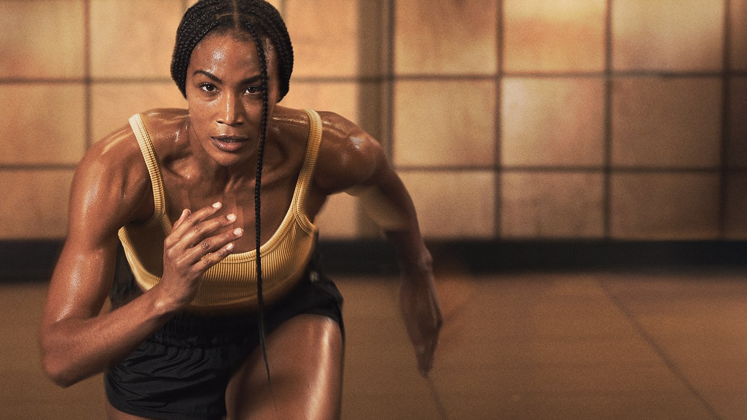 Sportler im Gold's Gym Fitnessstudio