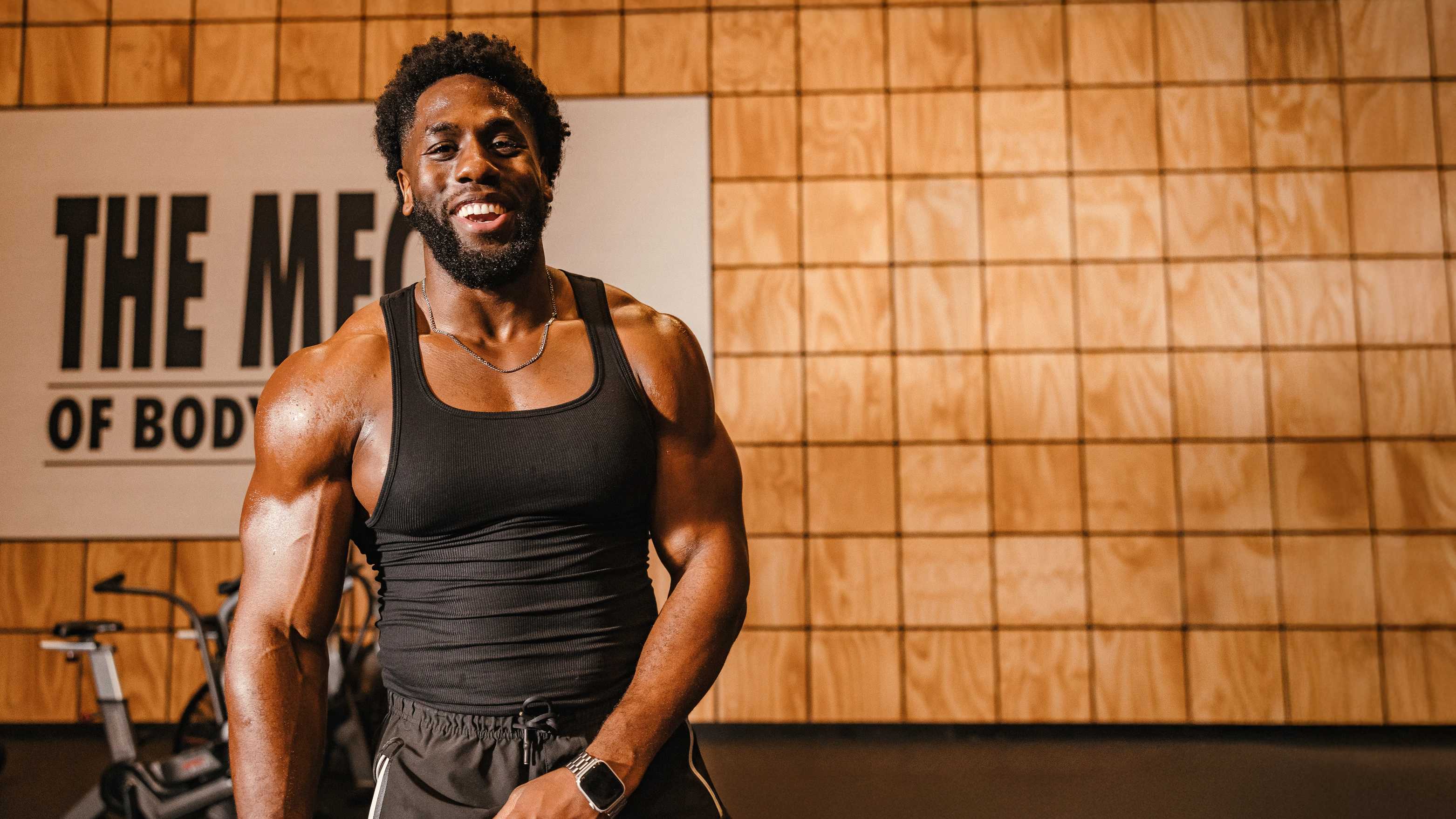 Sportler im Gold's Gym Fitnessstudio