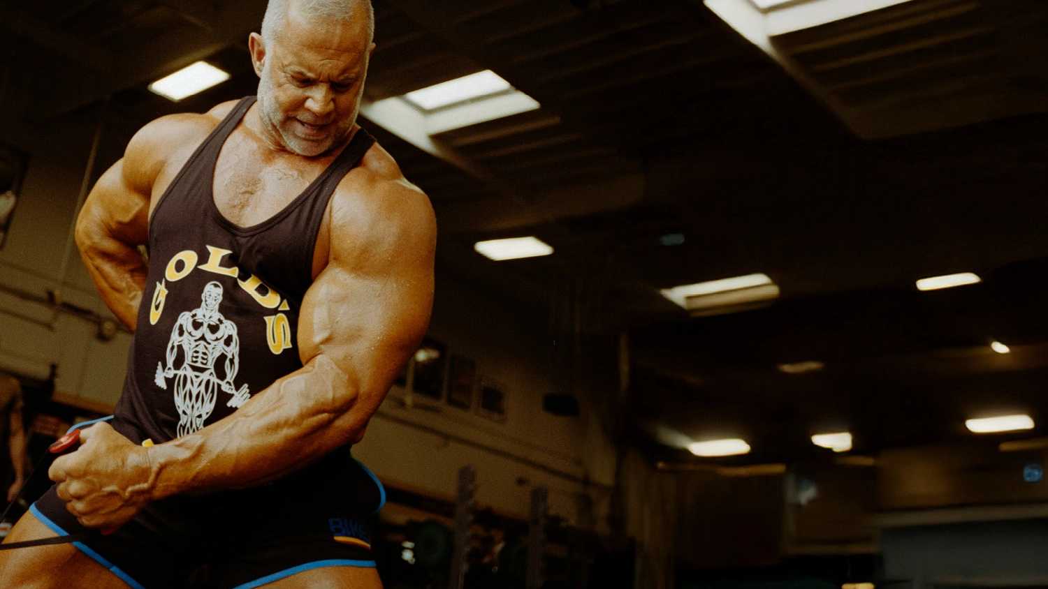 Un atleta della palestra Gold's Gym