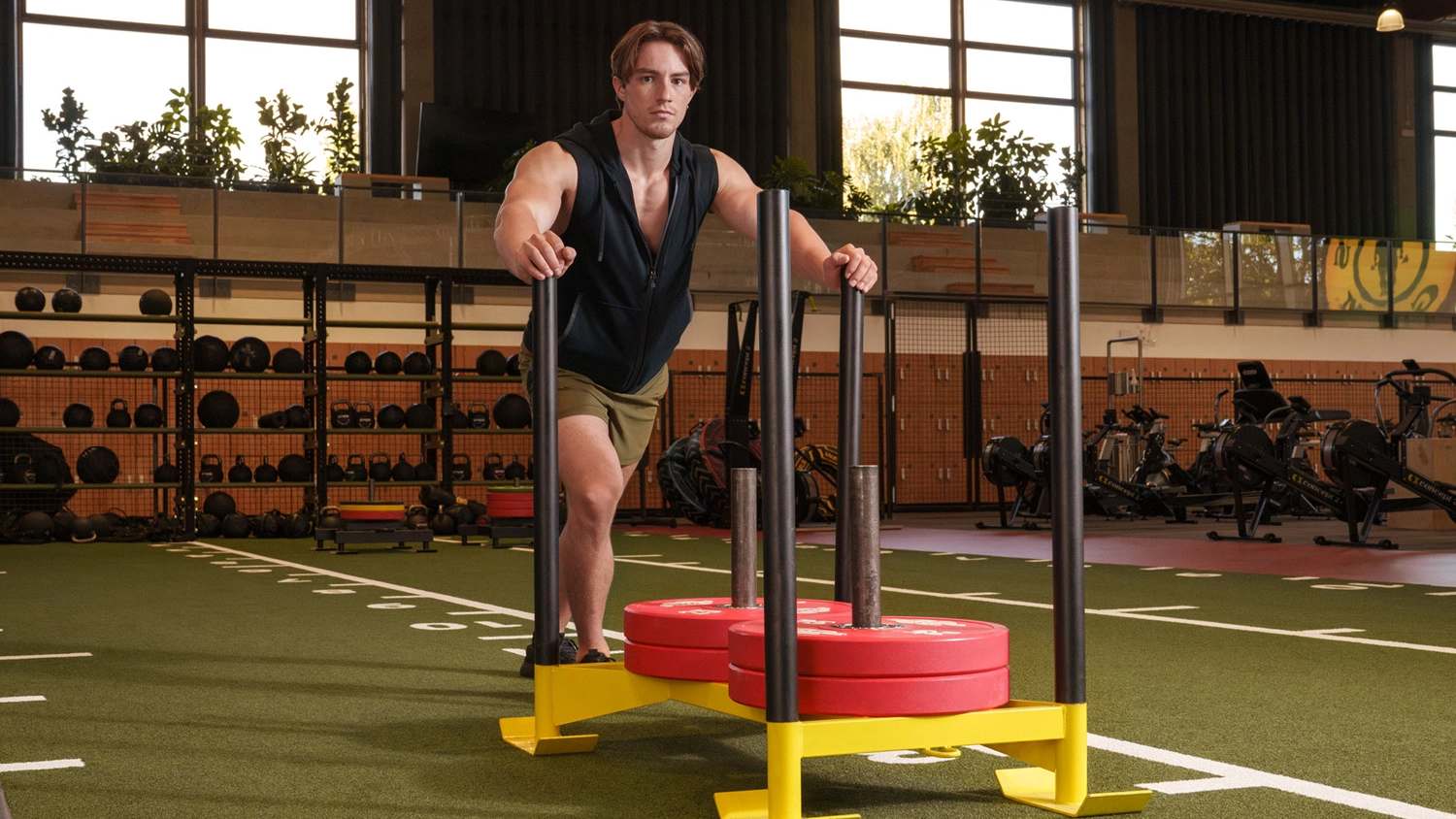 Sportler im Gold's Gym Fitnessstudio