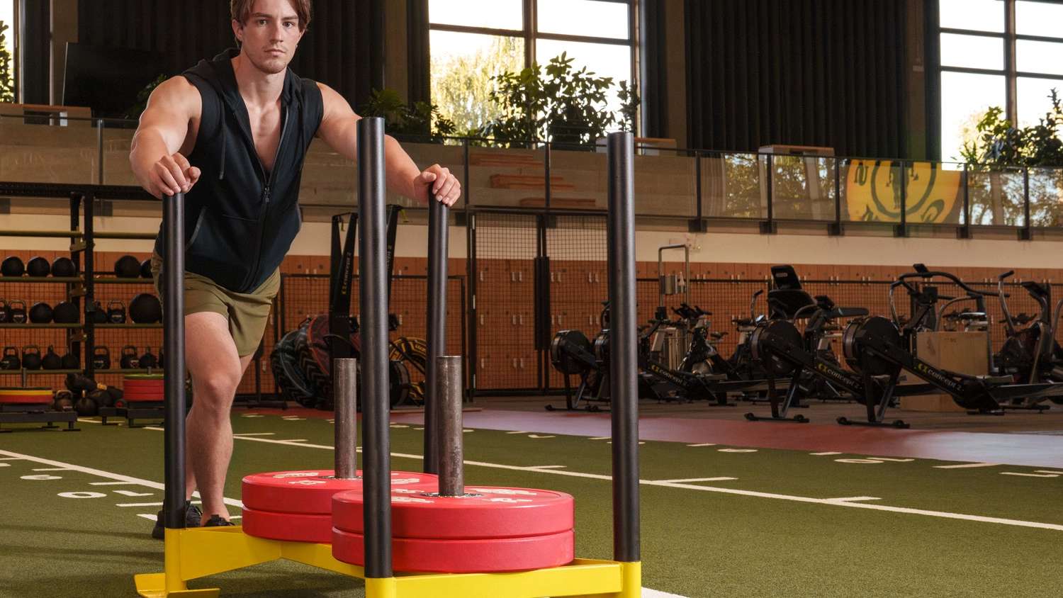 Sportler im Gold's Gym Fitnessstudio