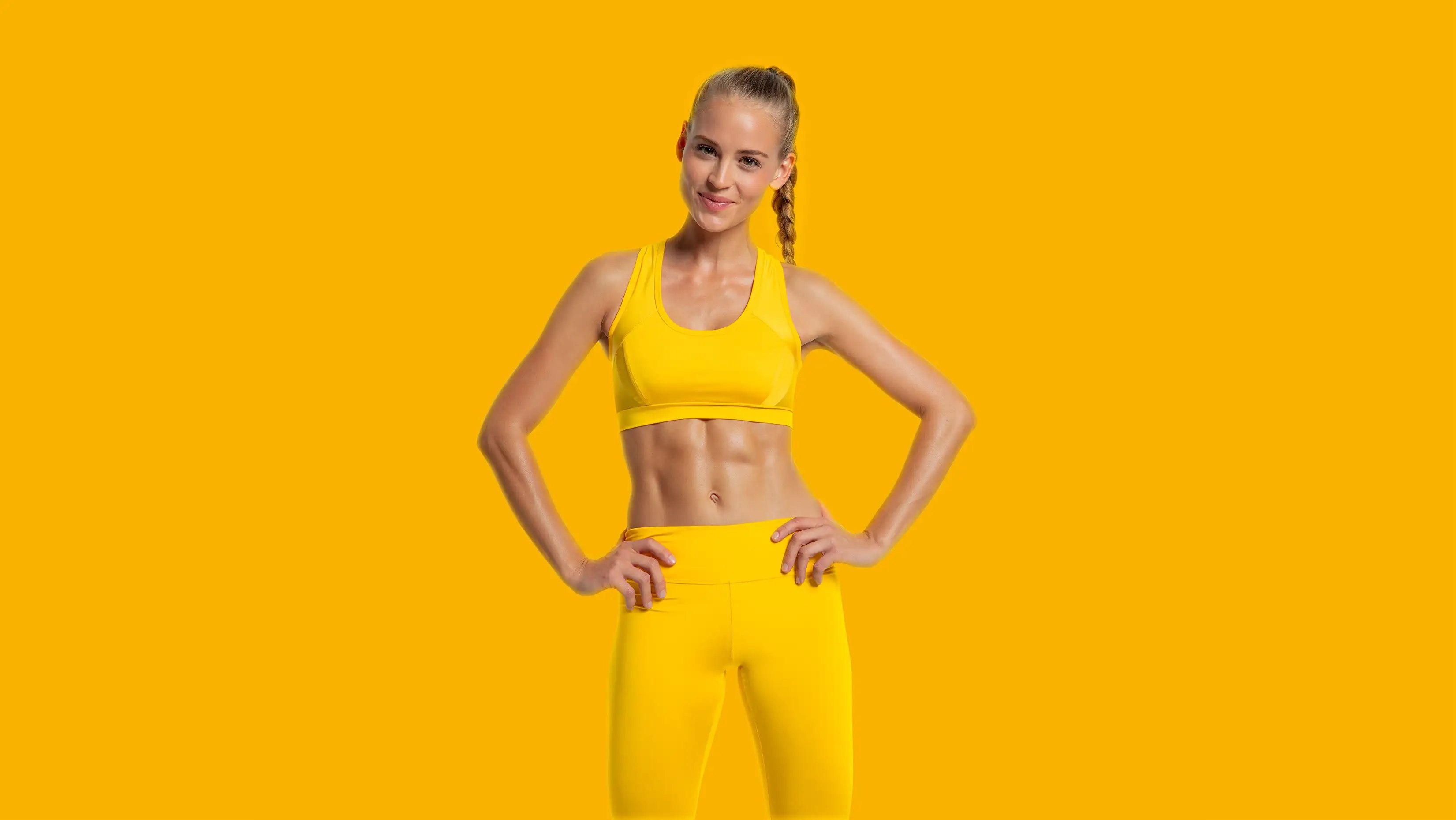 McFIT Donna sportiva con confezione da sei su sfondo giallo